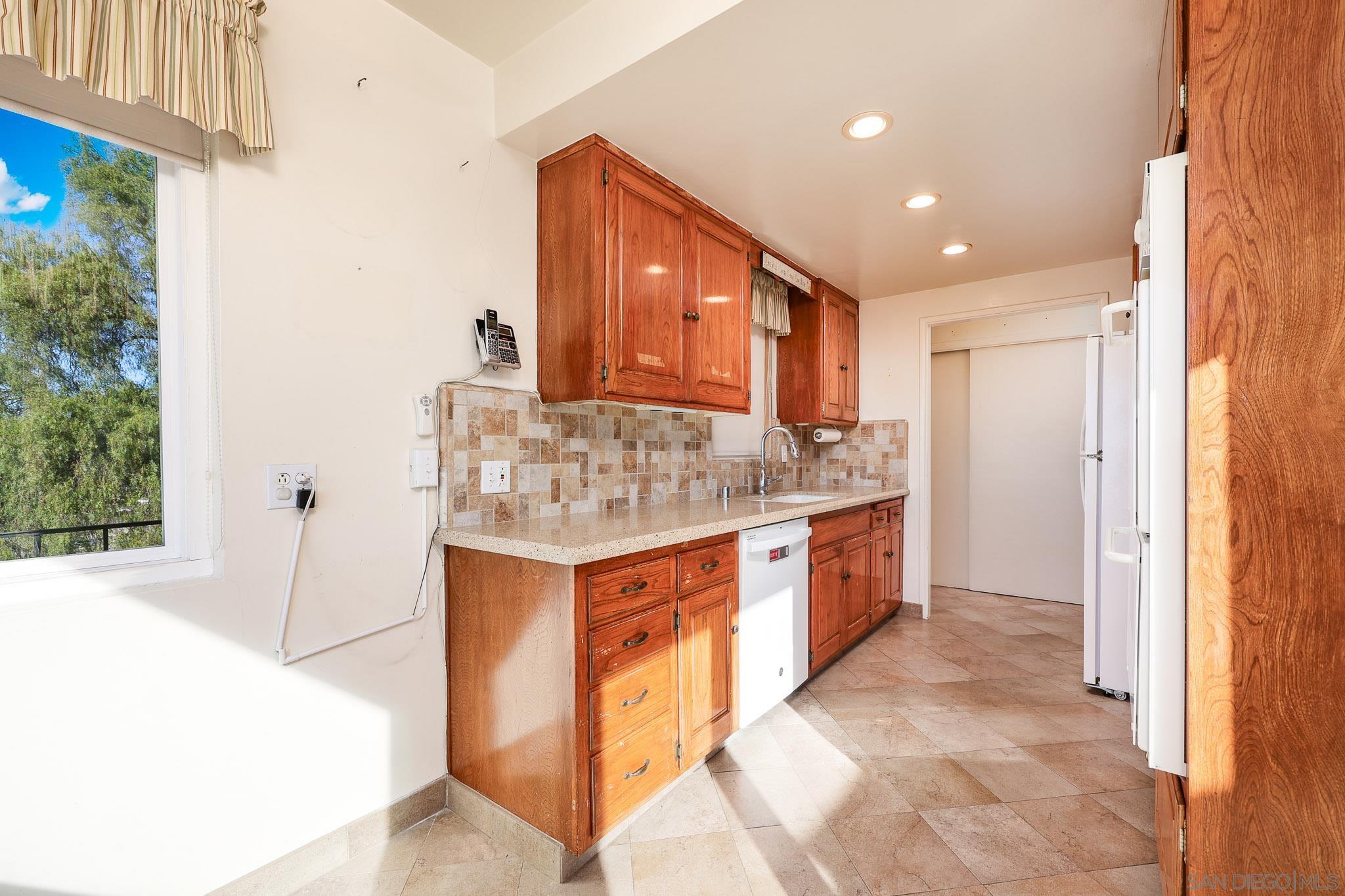 Detail Gallery Image 8 of 25 For 5410  Bishops Way, La Mesa,  CA 91941 - 3 Beds | 2 Baths