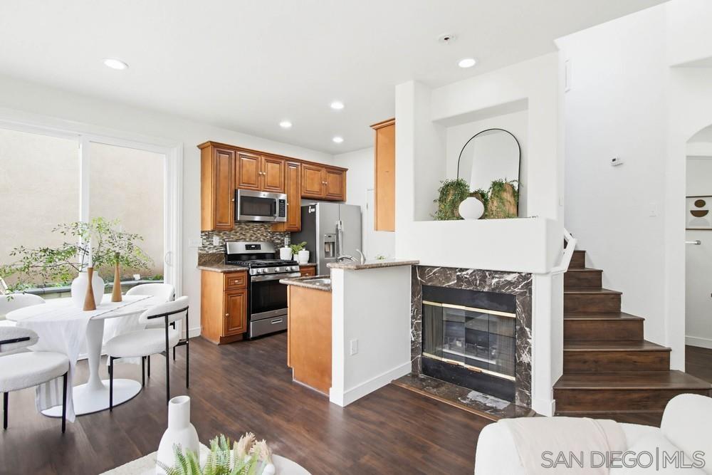 Detail Gallery Image 3 of 21 For 11003  Caminito Arcada, San Diego,  CA 92131 - 2 Beds | 2/1 Baths