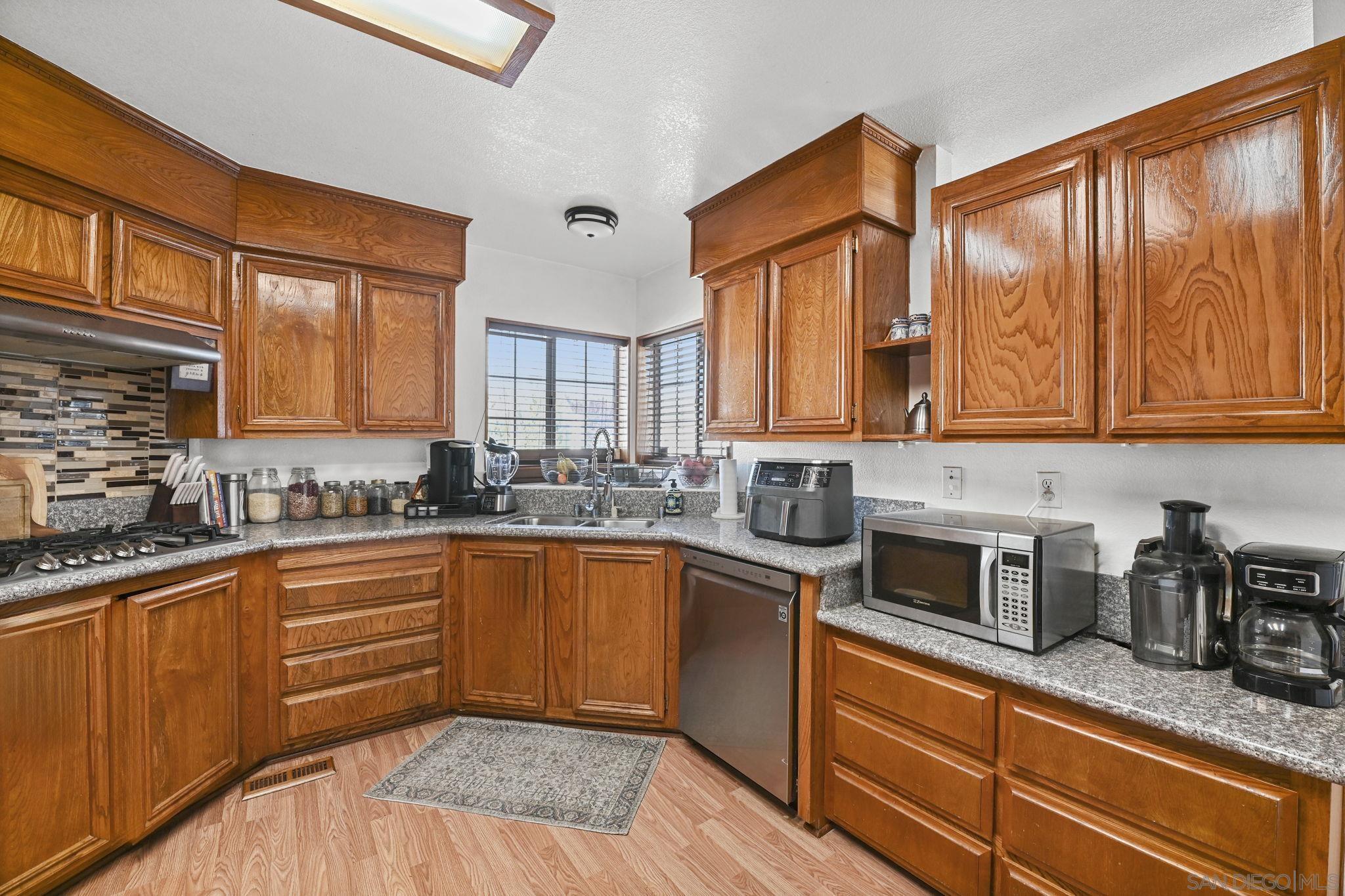 Detail Gallery Image 12 of 35 For 1410  Martinique Drive, Hemet,  CA 92543 - 4 Beds | 3 Baths