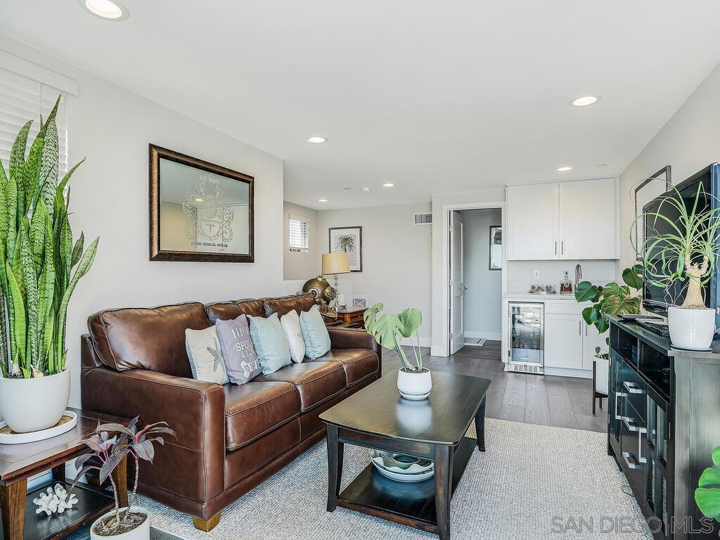 Detail Gallery Image 32 of 75 For 938  Opal, San Diego,  CA 92109 - 5 Beds | 3/1 Baths