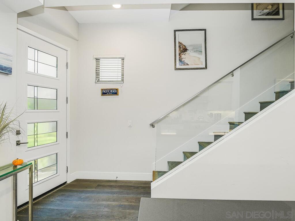 Detail Gallery Image 5 of 75 For 938  Opal, San Diego,  CA 92109 - 5 Beds | 3/1 Baths