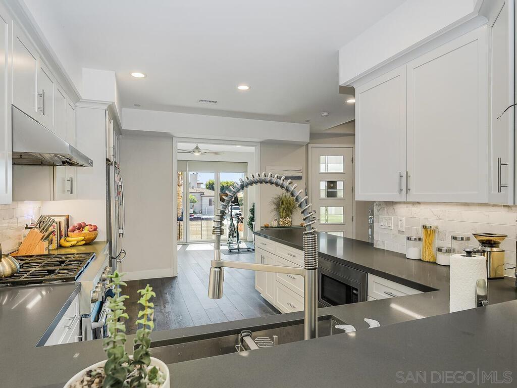 Detail Gallery Image 9 of 75 For 938  Opal, San Diego,  CA 92109 - 5 Beds | 3/1 Baths
