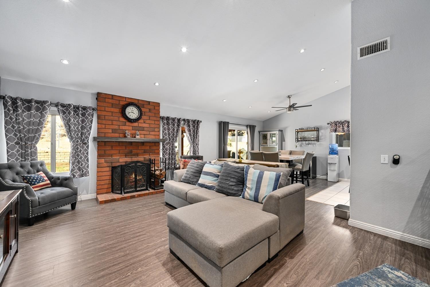 Detail Gallery Image 4 of 29 For 13872  Jack Oak Ln, Lakeside,  CA 92040 - 3 Beds | 2 Baths