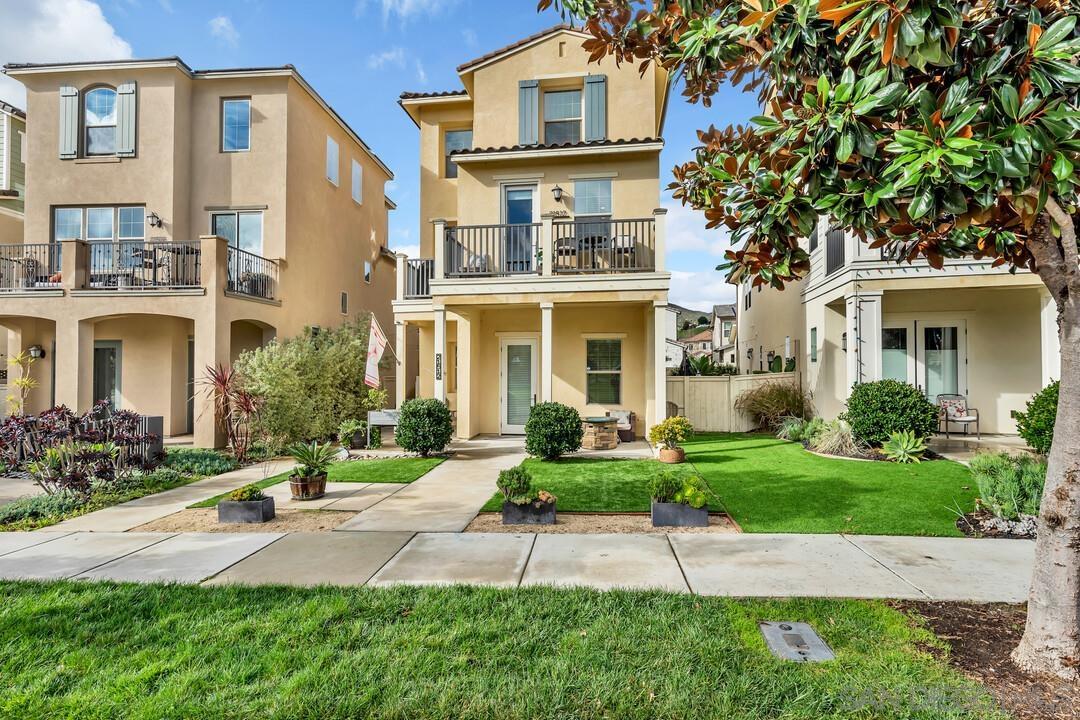 Detail Gallery Image 4 of 67 For 21512  Harmony Village Drive, Escondido,  CA 92029 - 4 Beds | 3/1 Baths