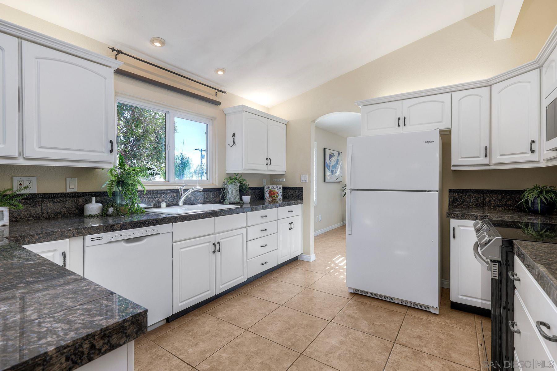 Detail Gallery Image 10 of 42 For 2935  Lloyd St, San Diego,  CA 92117 - 4 Beds | 3/1 Baths