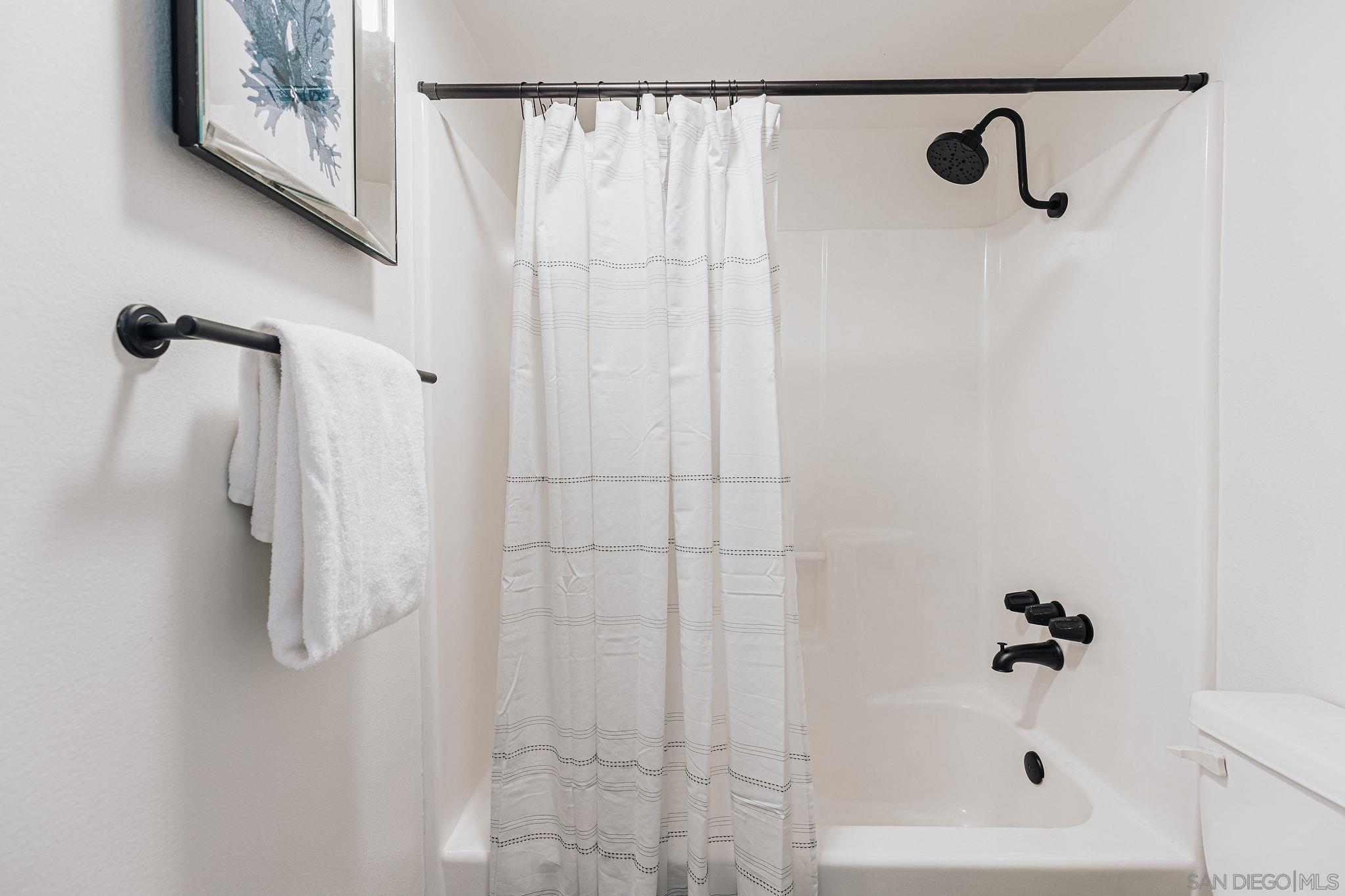 Detail Gallery Image 27 of 50 For 4652  Don Lorenzo Dr  a,  Los Angeles,  CA 90008 - 3 Beds | 3 Baths