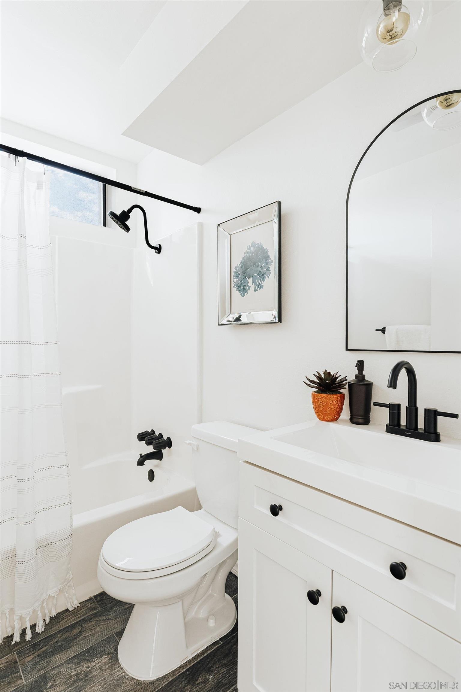 Detail Gallery Image 9 of 50 For 4652  Don Lorenzo Dr  a,  Los Angeles,  CA 90008 - 3 Beds | 3 Baths