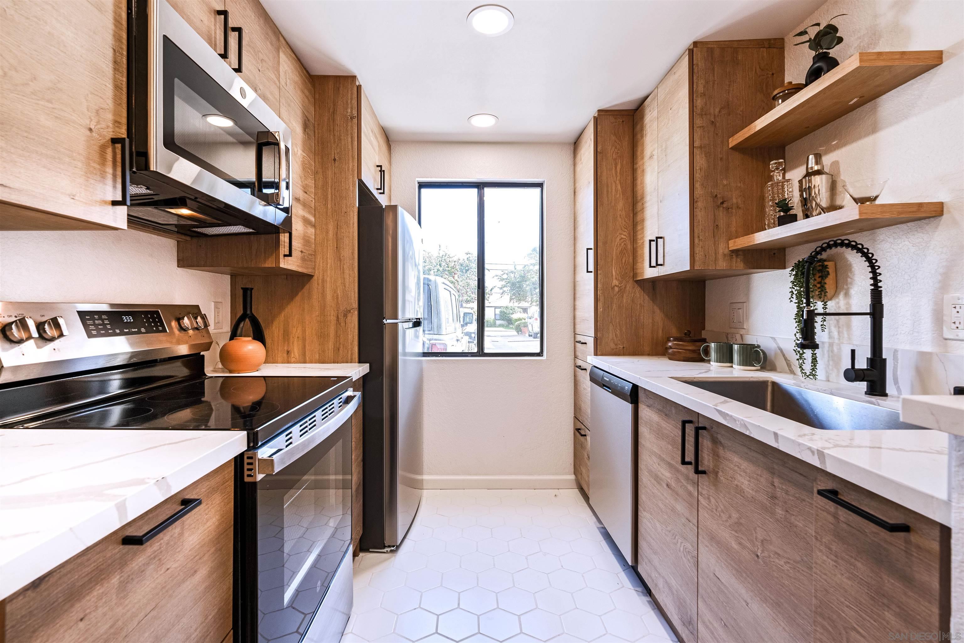 Detail Gallery Image 11 of 39 For 1654  Oliver Ave  #6,  San Diego,  CA 92109 - 2 Beds | 2 Baths