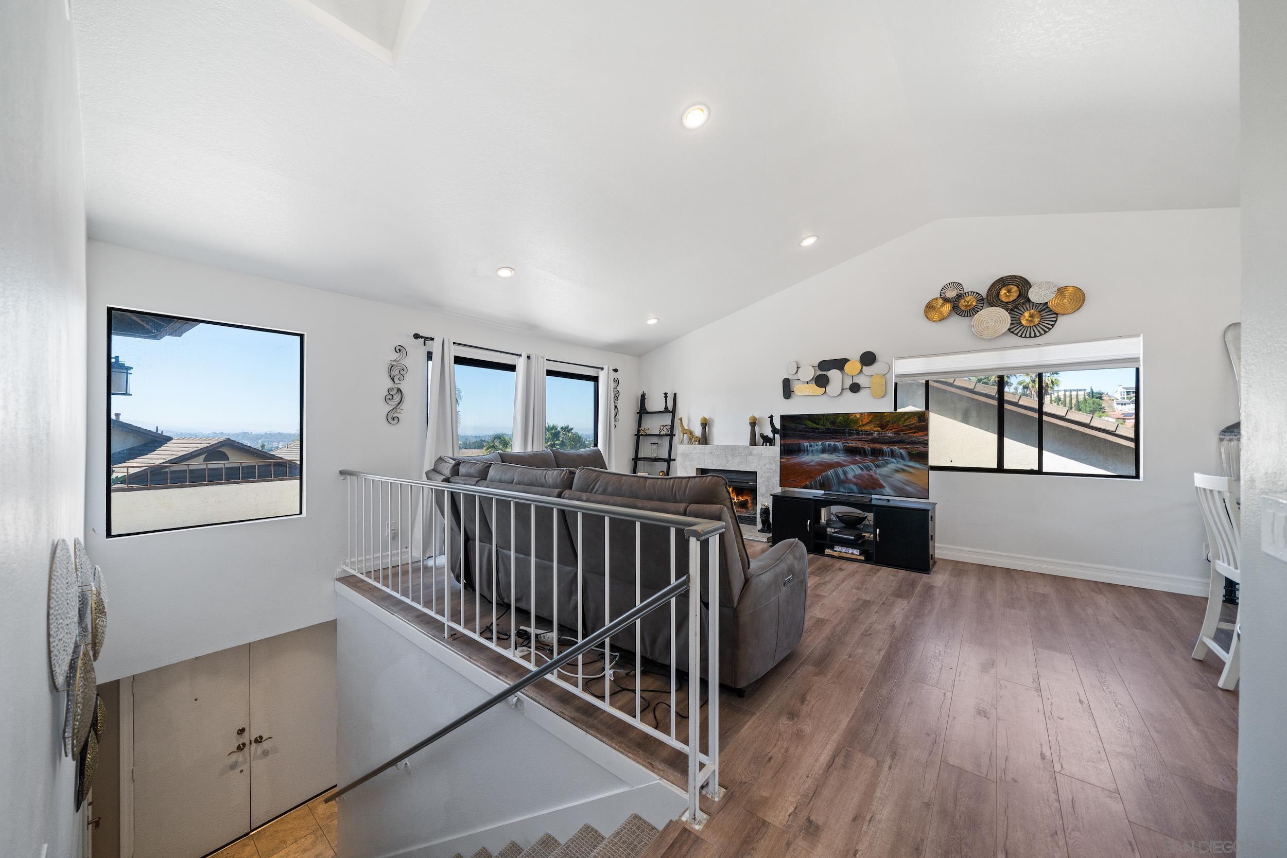 Detail Gallery Image 11 of 33 For 2041  Woodland Gln, Escondido,  CA 92027 - 3 Beds | 3 Baths