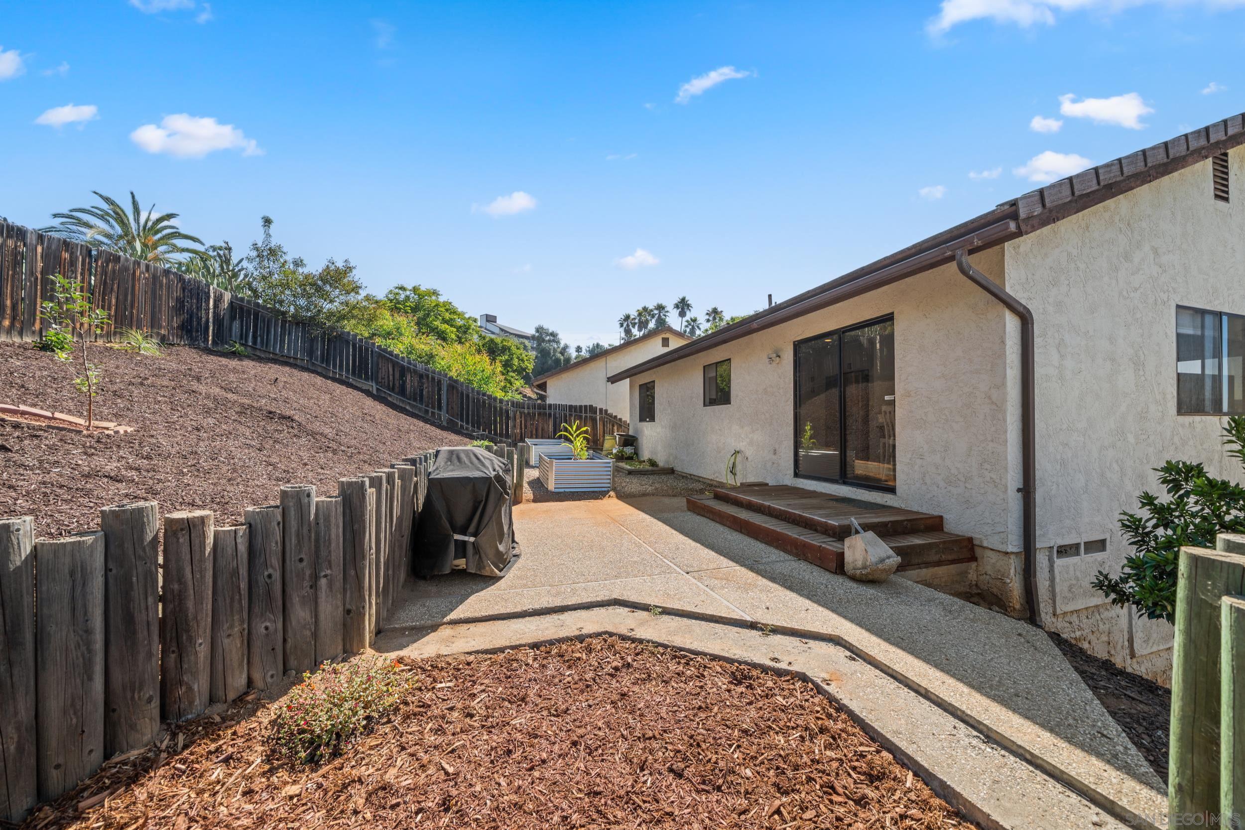 Detail Gallery Image 17 of 33 For 2041  Woodland Gln, Escondido,  CA 92027 - 3 Beds | 3 Baths