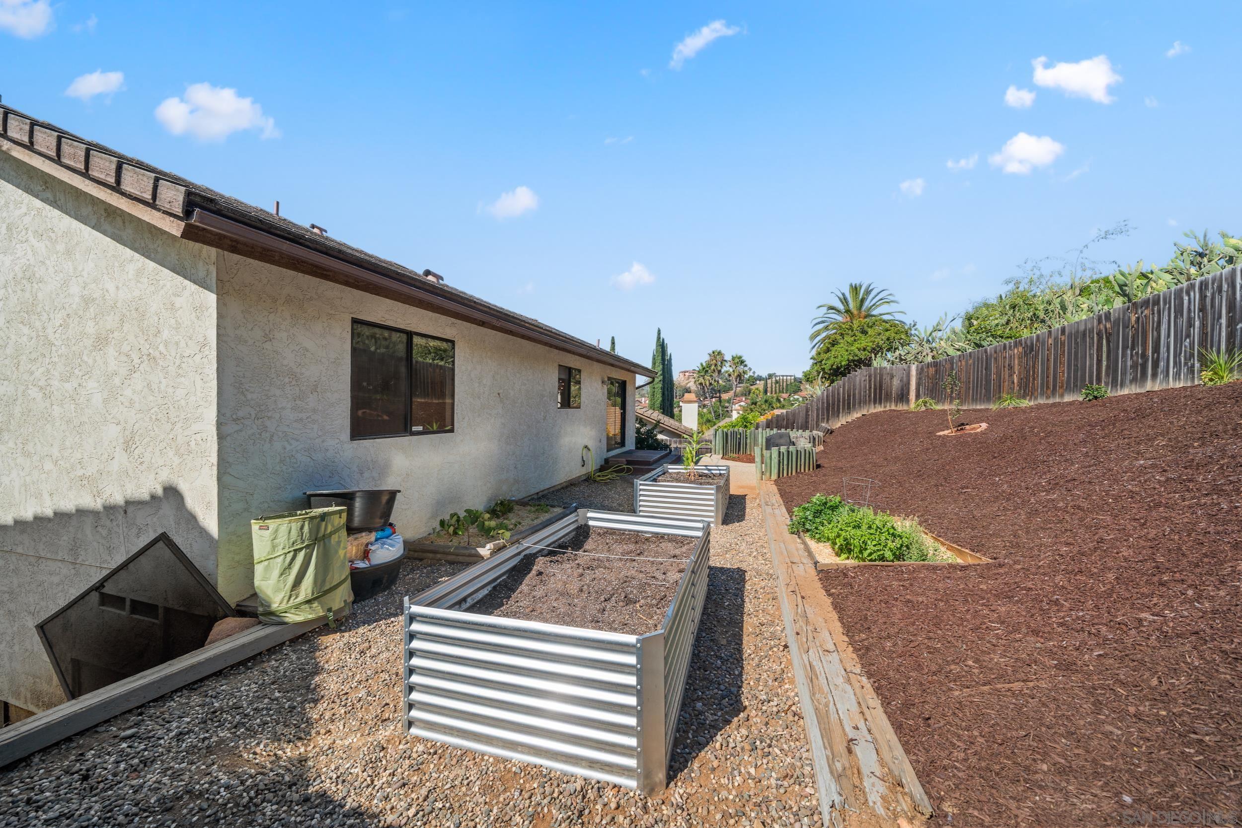 Detail Gallery Image 18 of 33 For 2041  Woodland Gln, Escondido,  CA 92027 - 3 Beds | 3 Baths