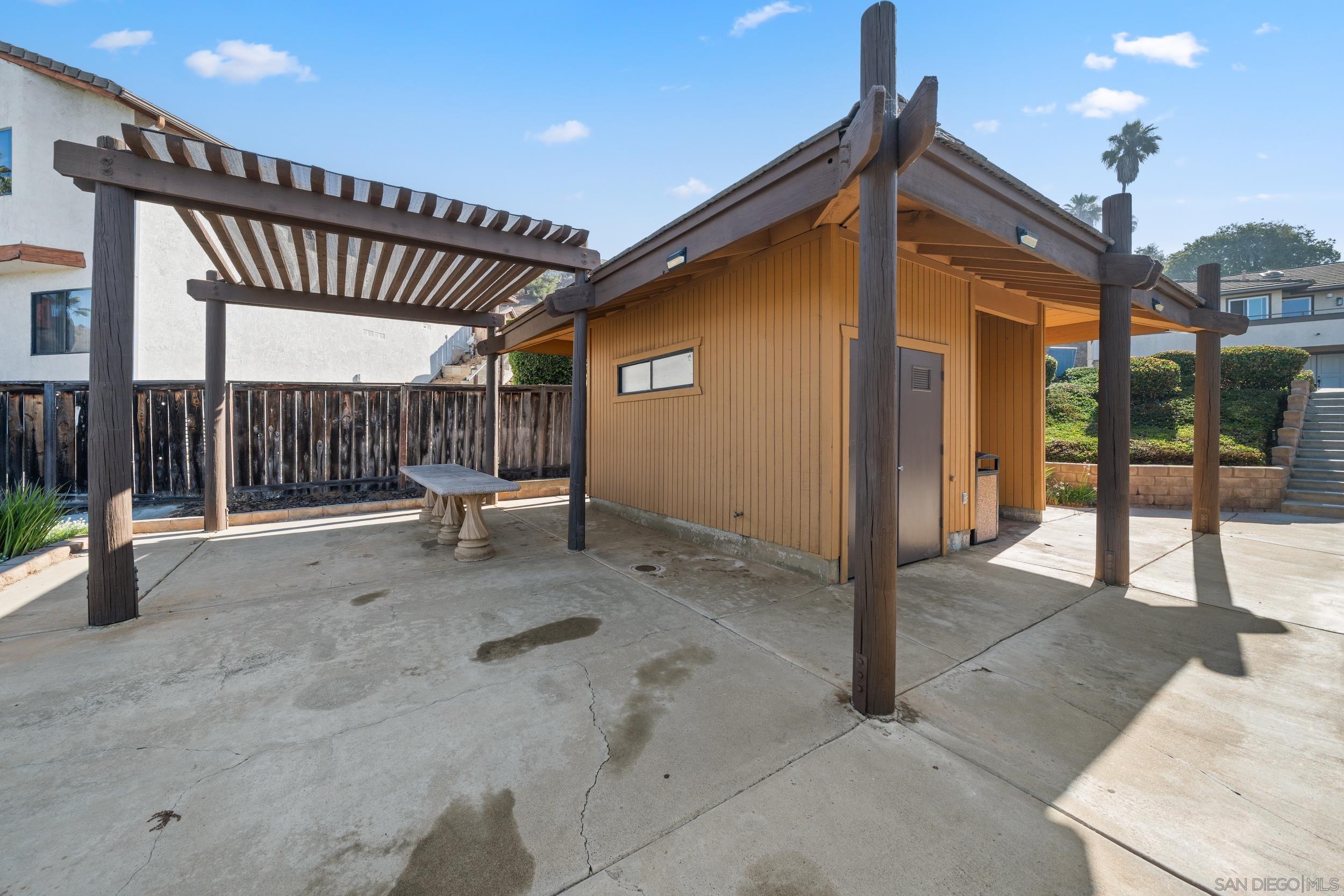 Detail Gallery Image 28 of 33 For 2041  Woodland Gln, Escondido,  CA 92027 - 3 Beds | 3 Baths