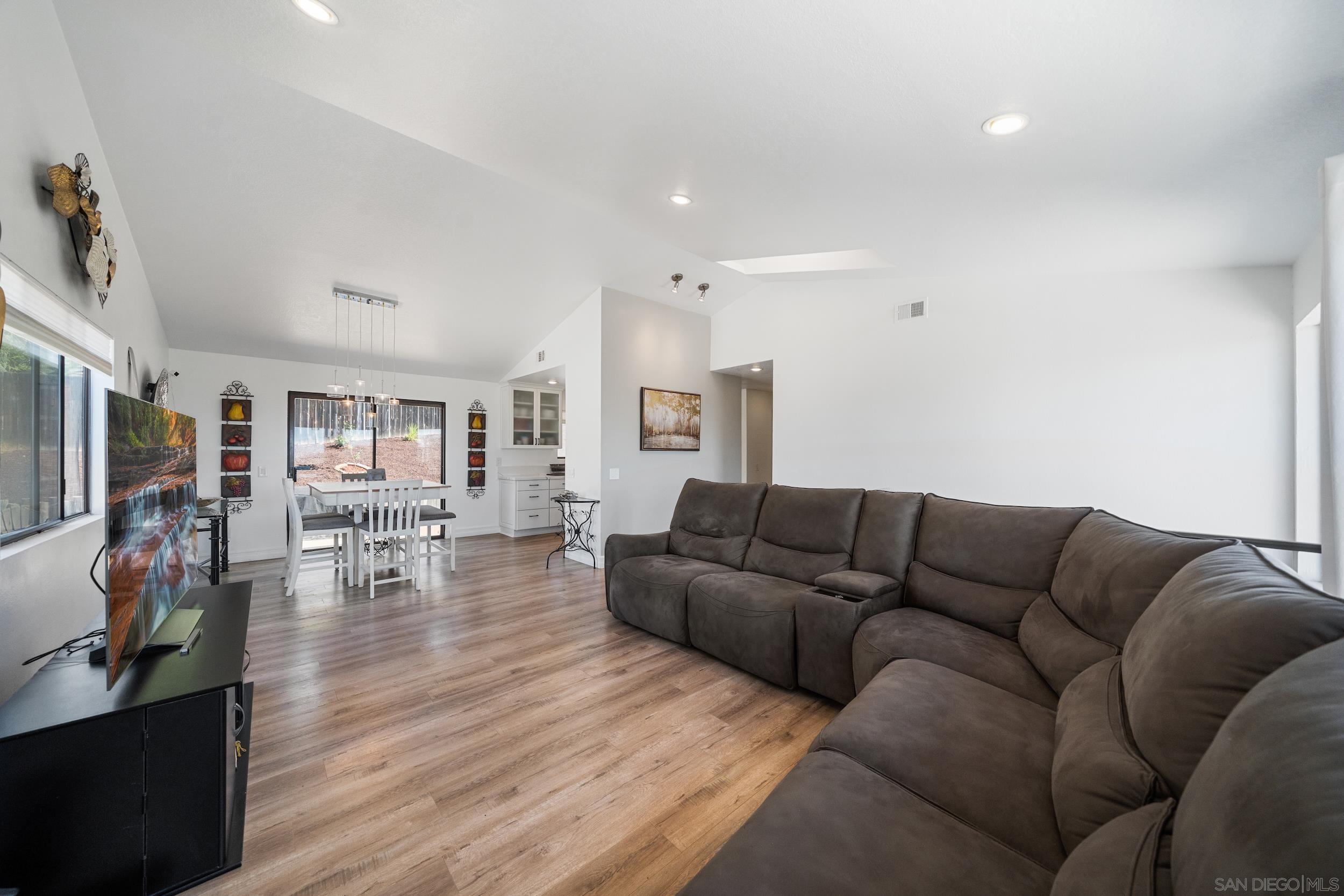 Detail Gallery Image 4 of 33 For 2041  Woodland Gln, Escondido,  CA 92027 - 3 Beds | 3 Baths