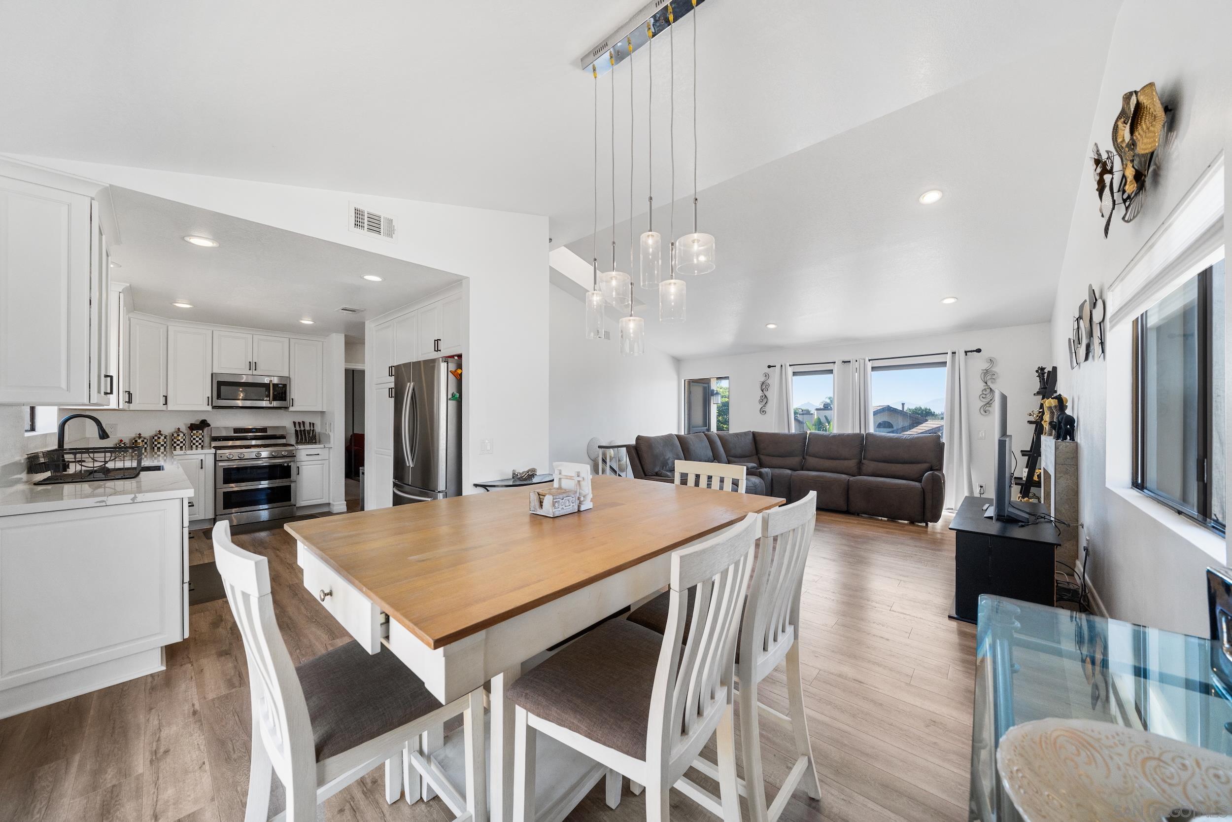 Detail Gallery Image 5 of 33 For 2041  Woodland Gln, Escondido,  CA 92027 - 3 Beds | 3 Baths