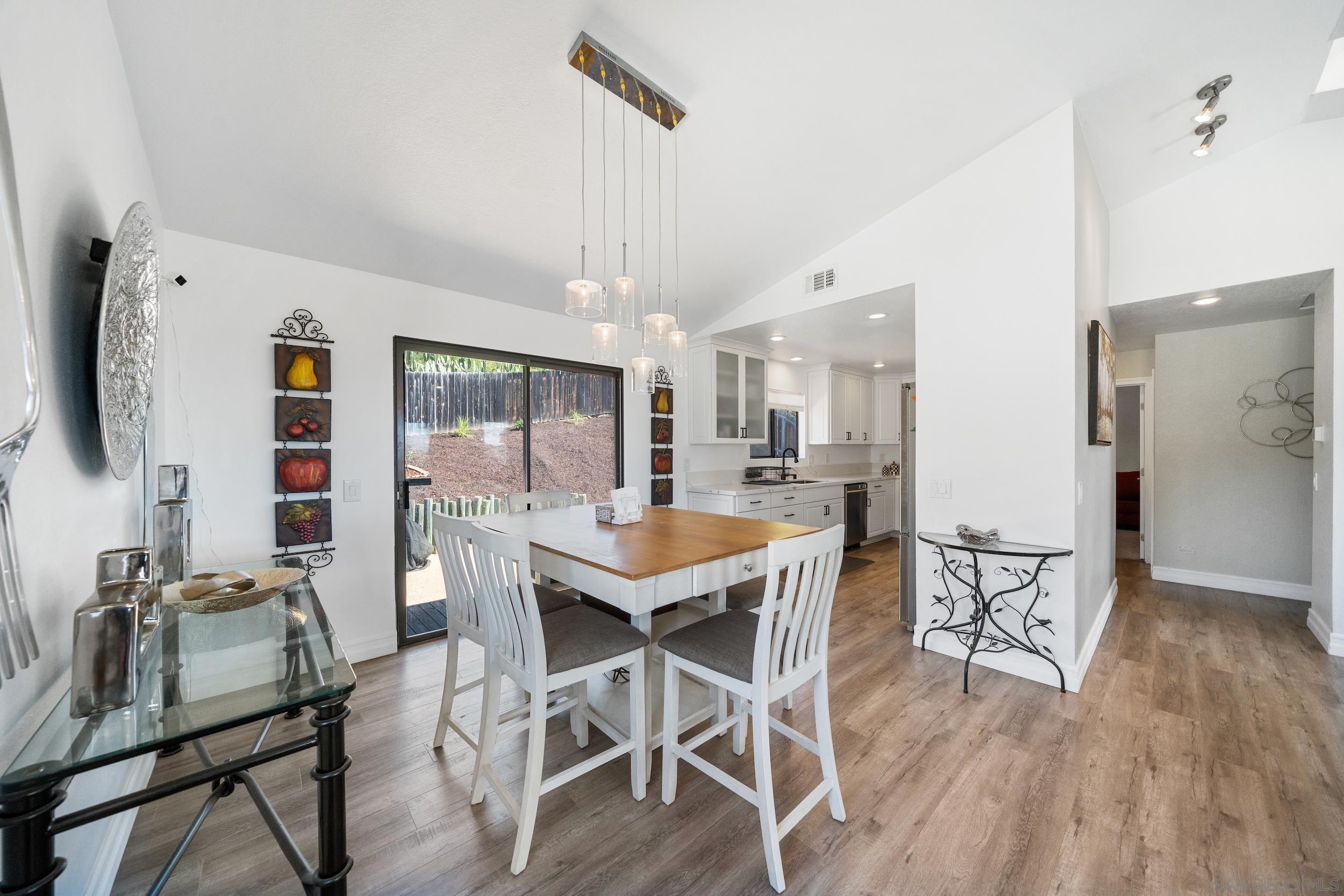 Detail Gallery Image 6 of 33 For 2041  Woodland Gln, Escondido,  CA 92027 - 3 Beds | 3 Baths