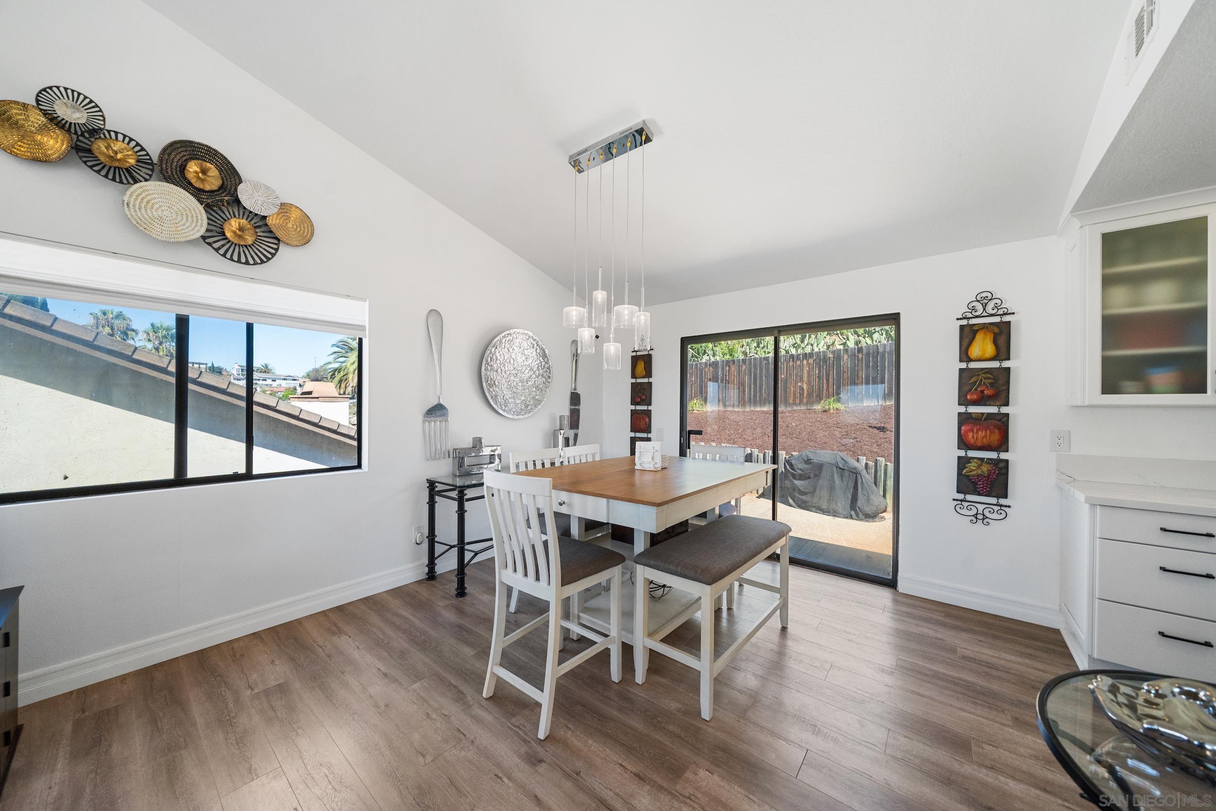 Detail Gallery Image 7 of 33 For 2041  Woodland Gln, Escondido,  CA 92027 - 3 Beds | 3 Baths