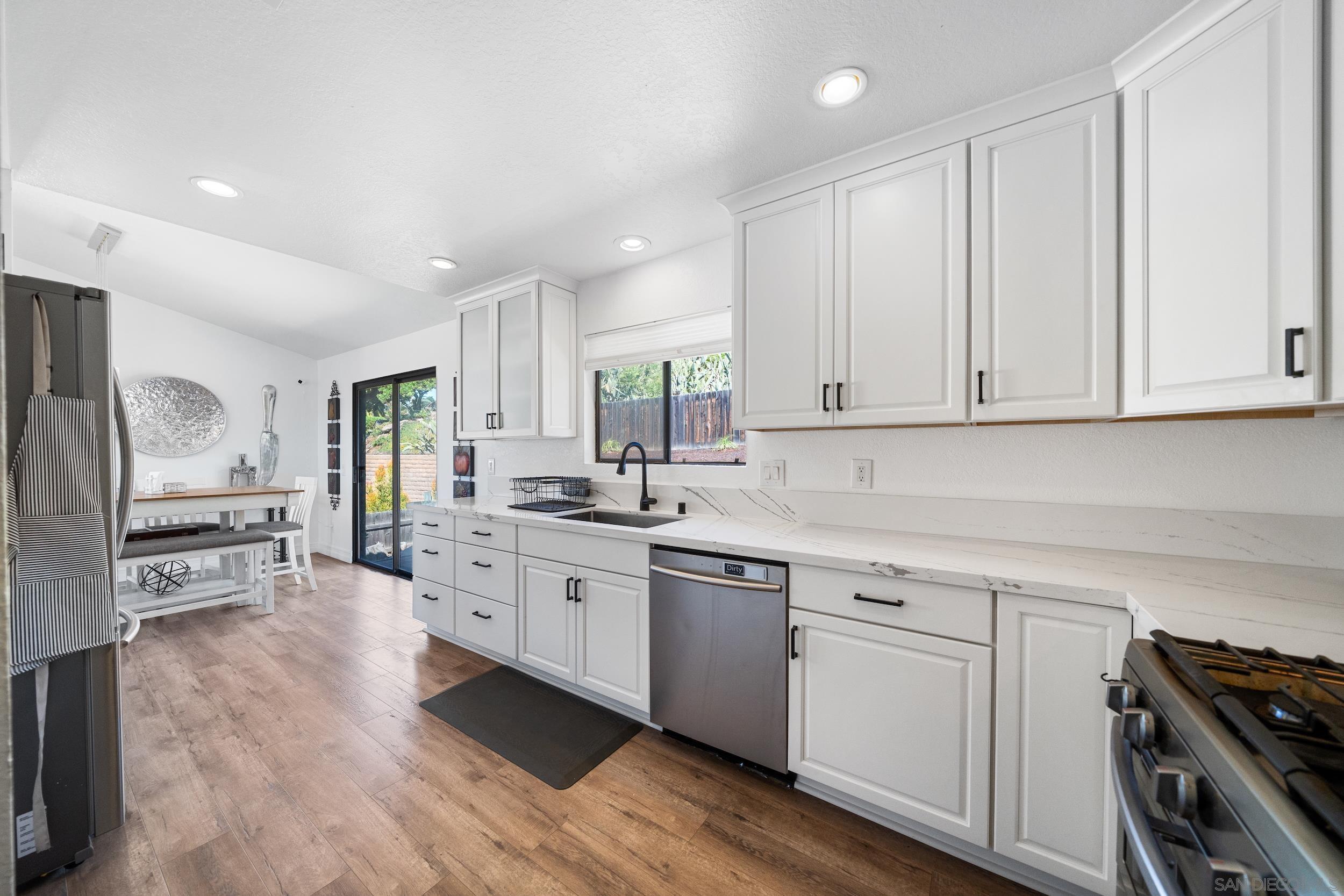 Detail Gallery Image 9 of 33 For 2041  Woodland Gln, Escondido,  CA 92027 - 3 Beds | 3 Baths