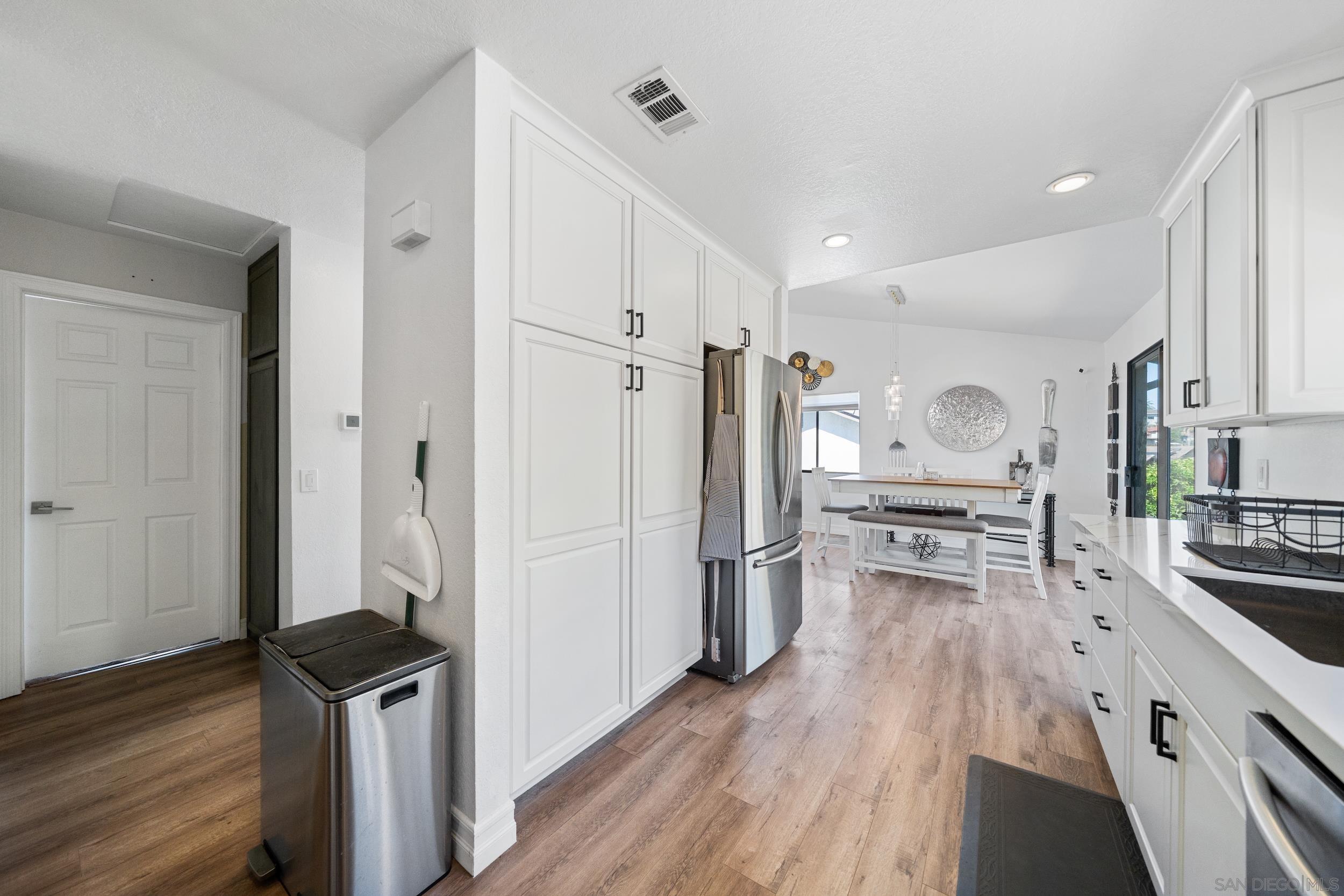 Detail Gallery Image 10 of 33 For 2041  Woodland Gln, Escondido,  CA 92027 - 3 Beds | 3 Baths