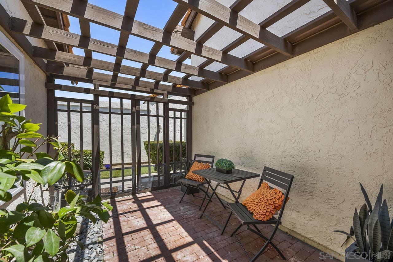 Detail Gallery Image 34 of 36 For 17676  Corte Sobrado, San Diego,  CA 92128 - 2 Beds | 2 Baths