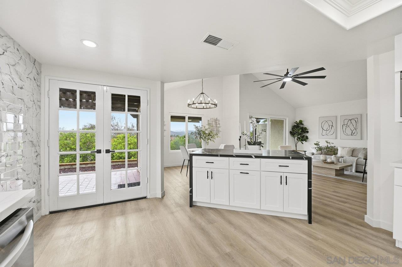 Detail Gallery Image 10 of 36 For 17676  Corte Sobrado, San Diego,  CA 92128 - 2 Beds | 2 Baths