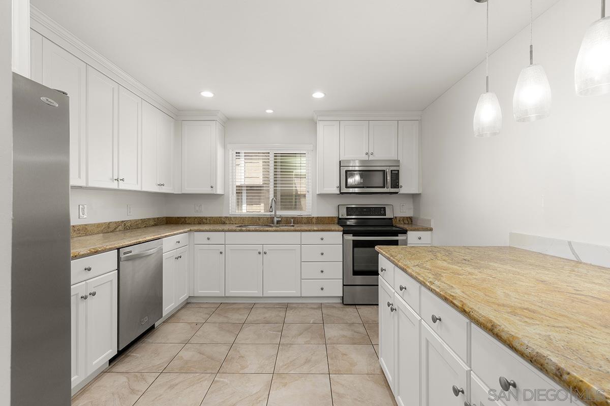 Detail Gallery Image 11 of 31 For 4028  Mahaila Ave  C, San Diego,  CA 92122 - 4 Beds | 2/1 Baths