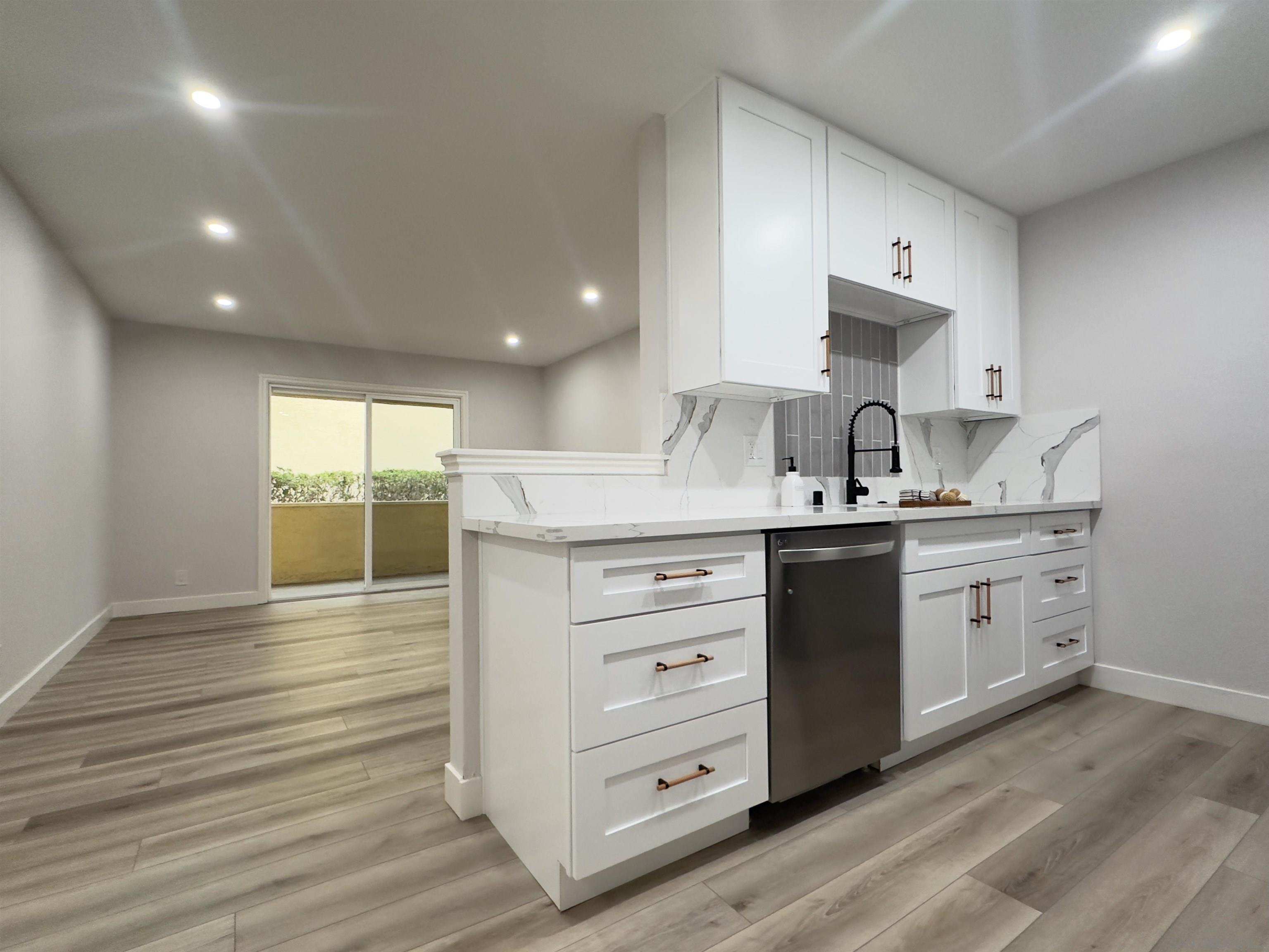 Detail Gallery Image 3 of 15 For 9929  Erma Rd  #102,  San Diego,  CA 92131 - 1 Beds | 1 Baths