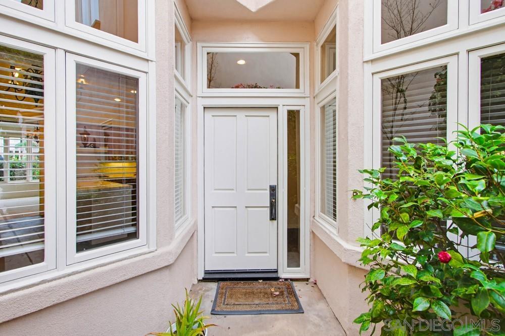 Detail Gallery Image 5 of 42 For 5226  Renaissance Ave, San Diego,  CA 92122 - 4 Beds | 2/1 Baths