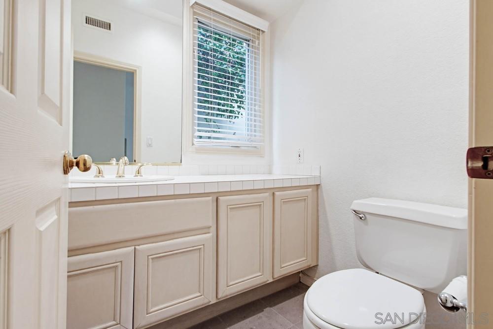 Detail Gallery Image 9 of 42 For 5226  Renaissance Ave, San Diego,  CA 92122 - 4 Beds | 2/1 Baths