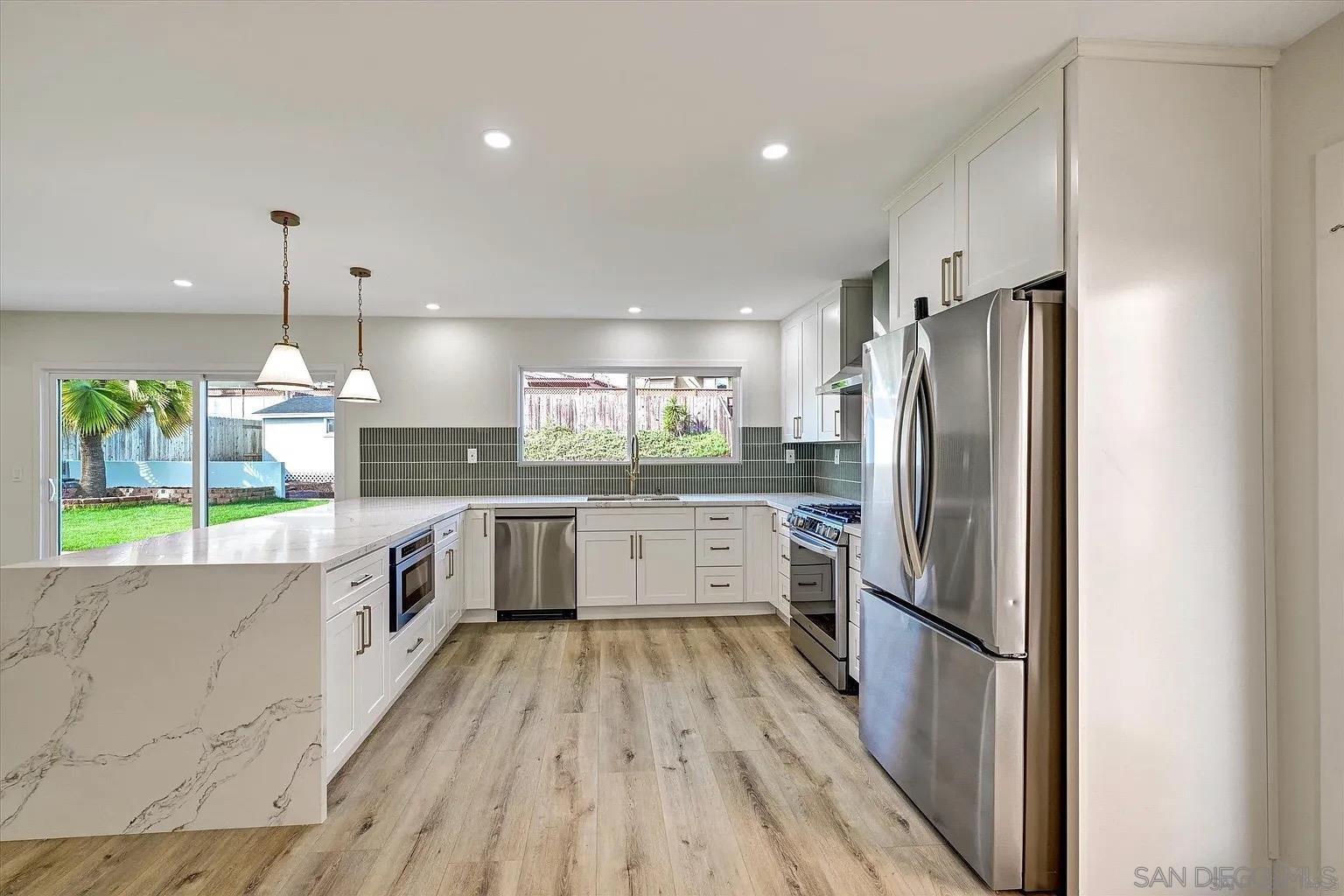 Detail Gallery Image 8 of 33 For 2802  Cowley Way, San Diego,  CA 92110 - 4 Beds | 3 Baths