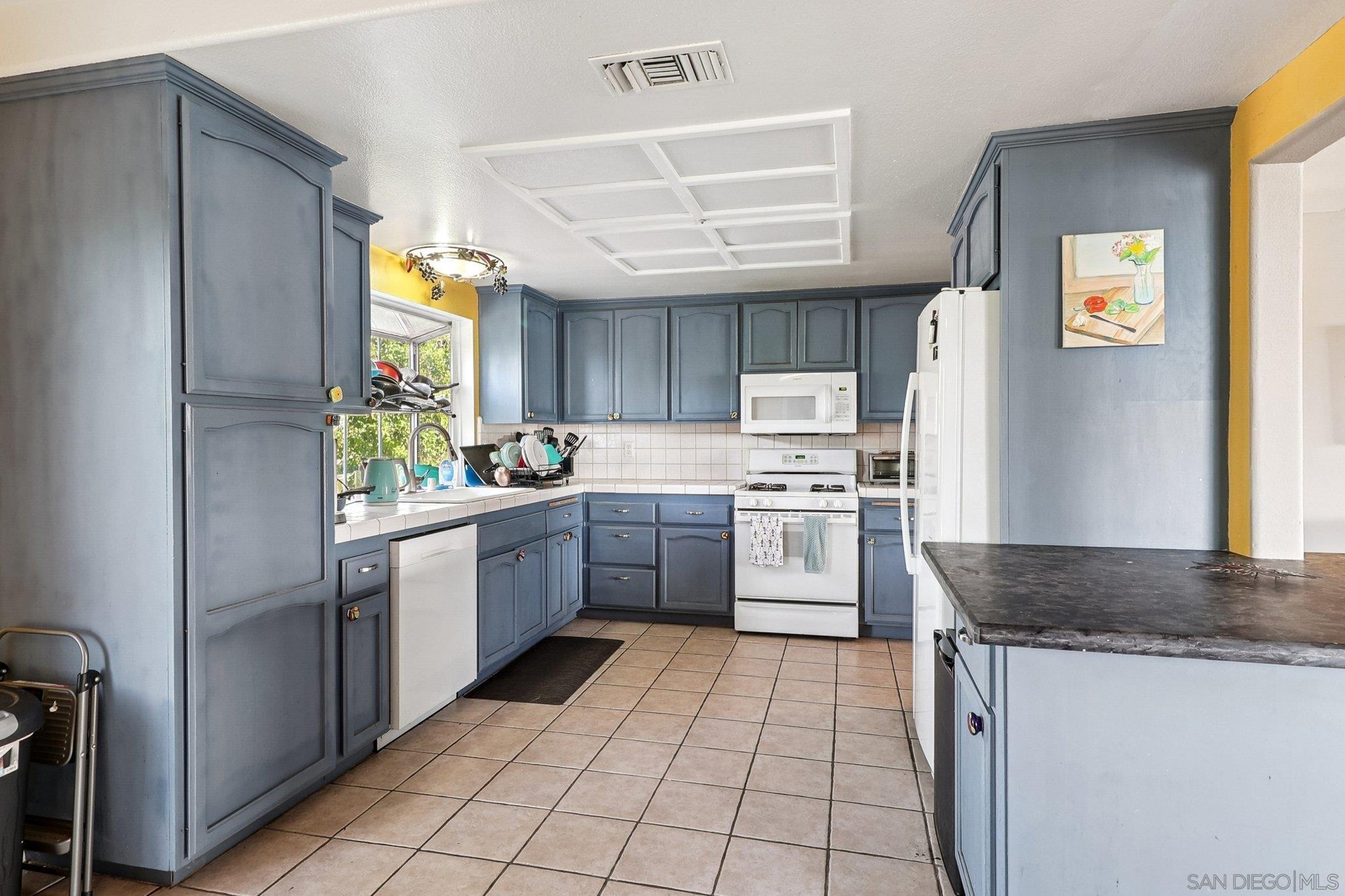 Detail Gallery Image 13 of 30 For 584 E Bobier, Vista,  CA 92084 - 4 Beds | 2/1 Baths