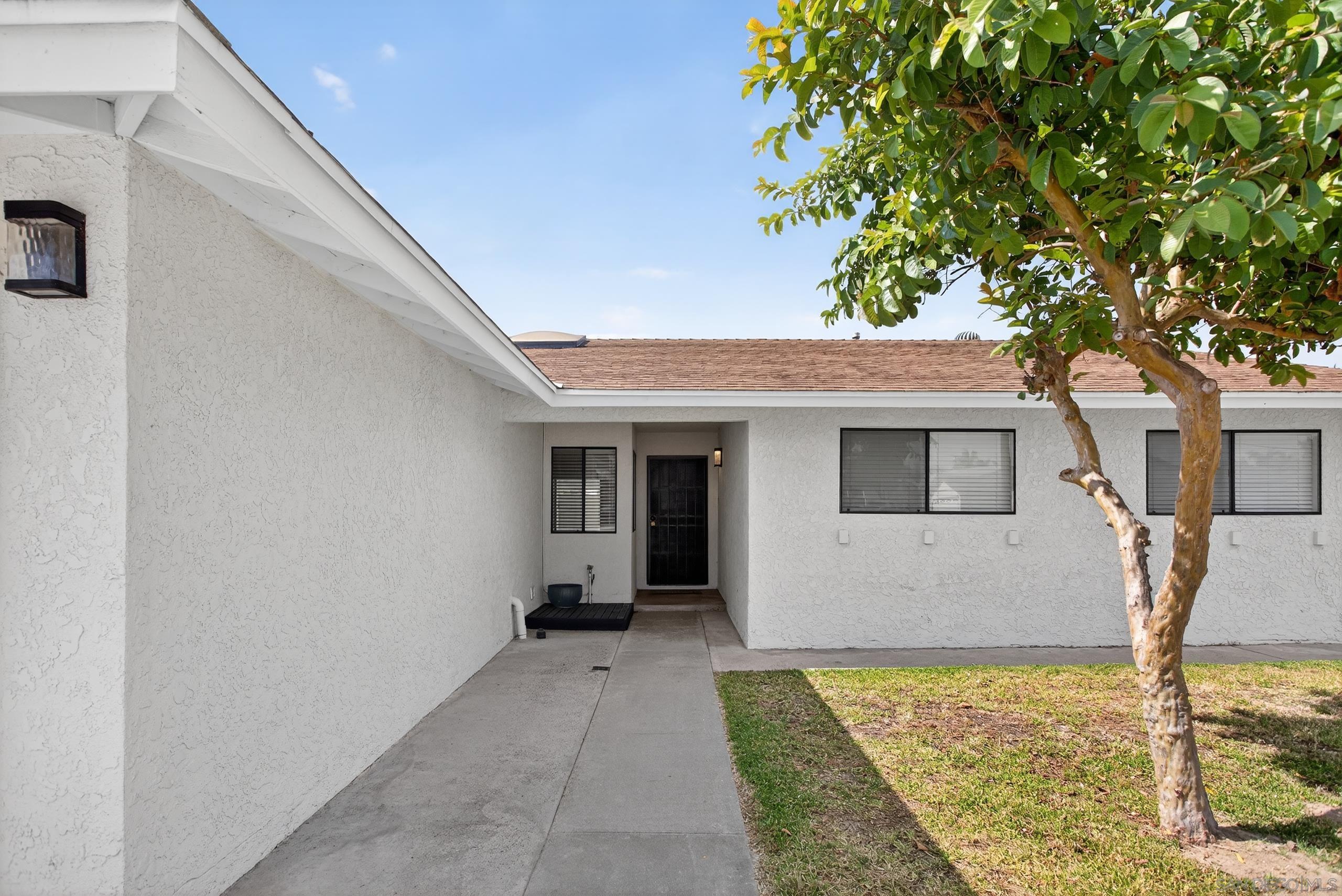 Detail Gallery Image 2 of 33 For 3907  Genine Dr., Oceanside,  CA 92056 - 4 Beds | 2 Baths