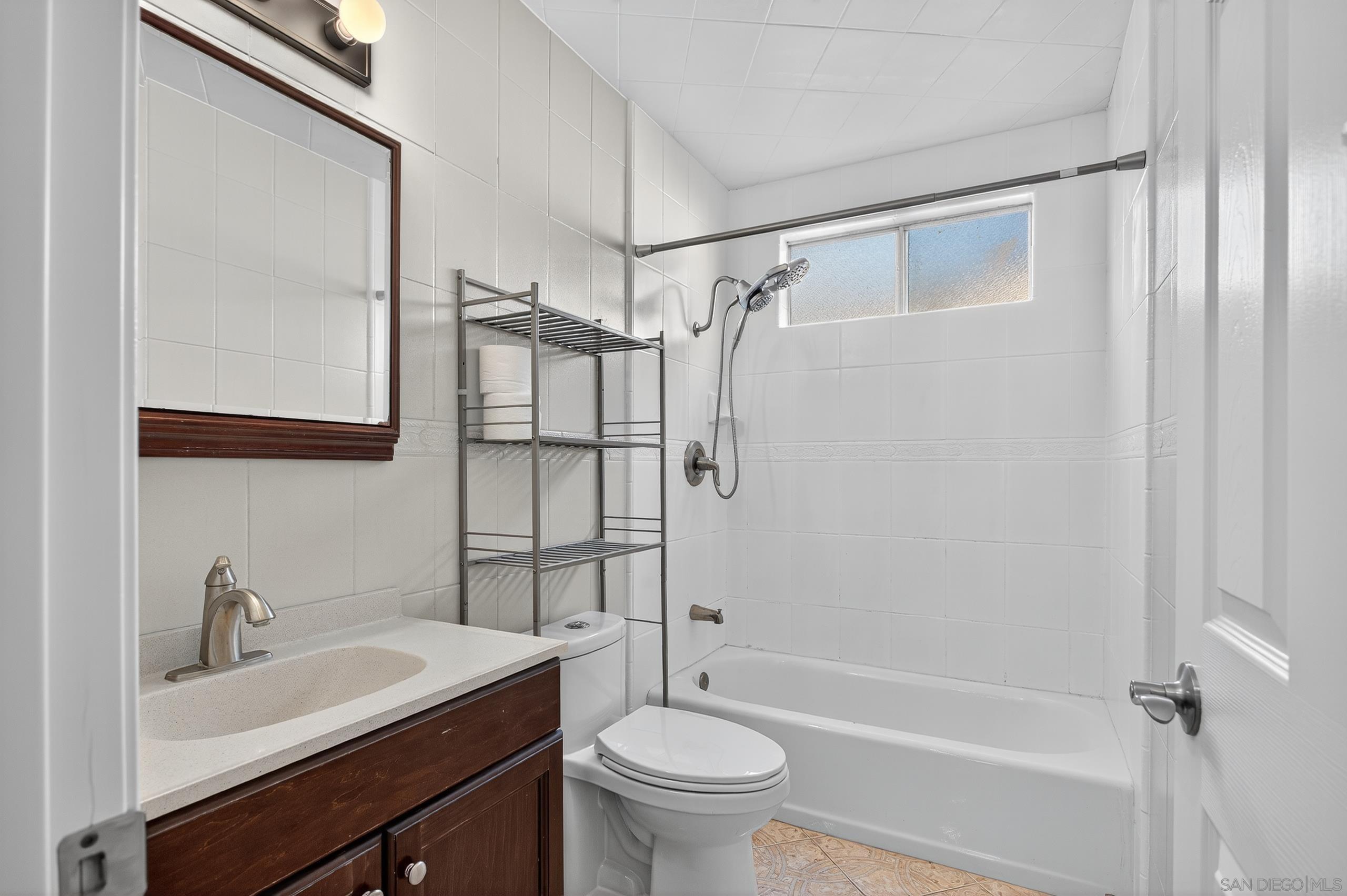Detail Gallery Image 17 of 33 For 3907  Genine Dr., Oceanside,  CA 92056 - 4 Beds | 2 Baths