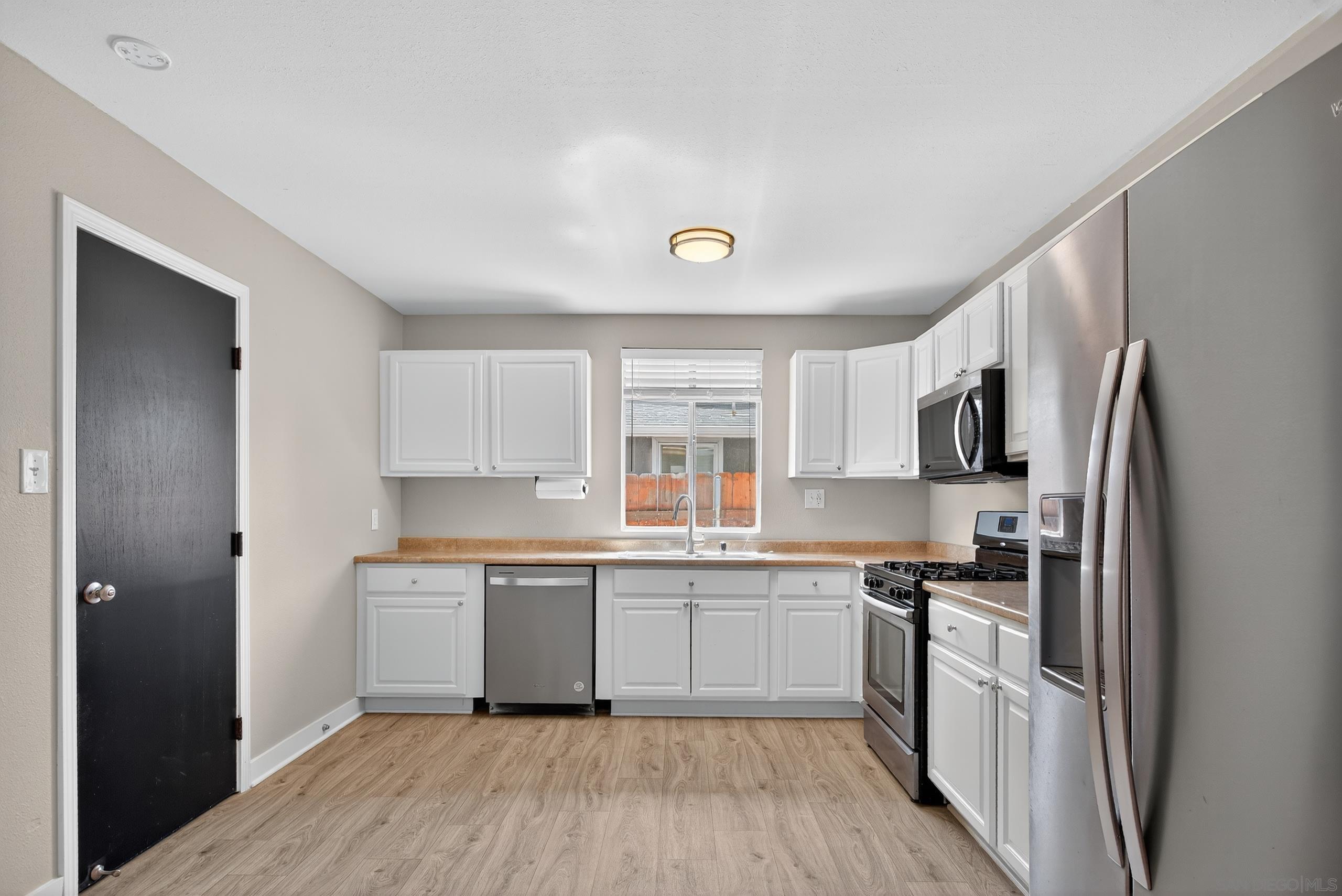 Detail Gallery Image 8 of 33 For 3907  Genine Dr., Oceanside,  CA 92056 - 4 Beds | 2 Baths