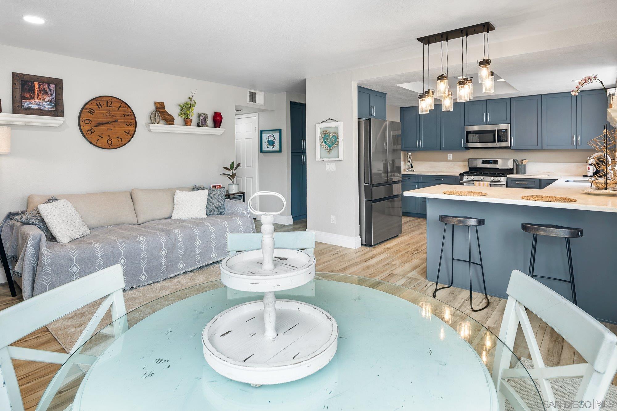 Detail Gallery Image 6 of 30 For 1122  Erin Dr, El Cajon,  CA 92020 - 4 Beds | 3 Baths