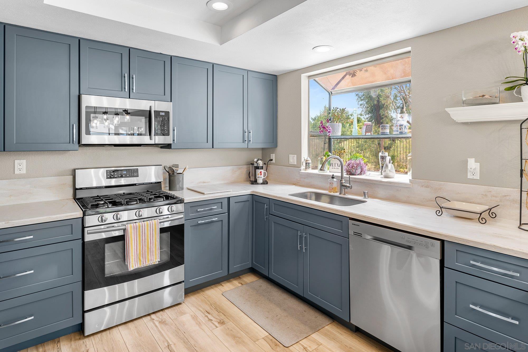 Detail Gallery Image 9 of 30 For 1122  Erin Dr, El Cajon,  CA 92020 - 4 Beds | 3 Baths