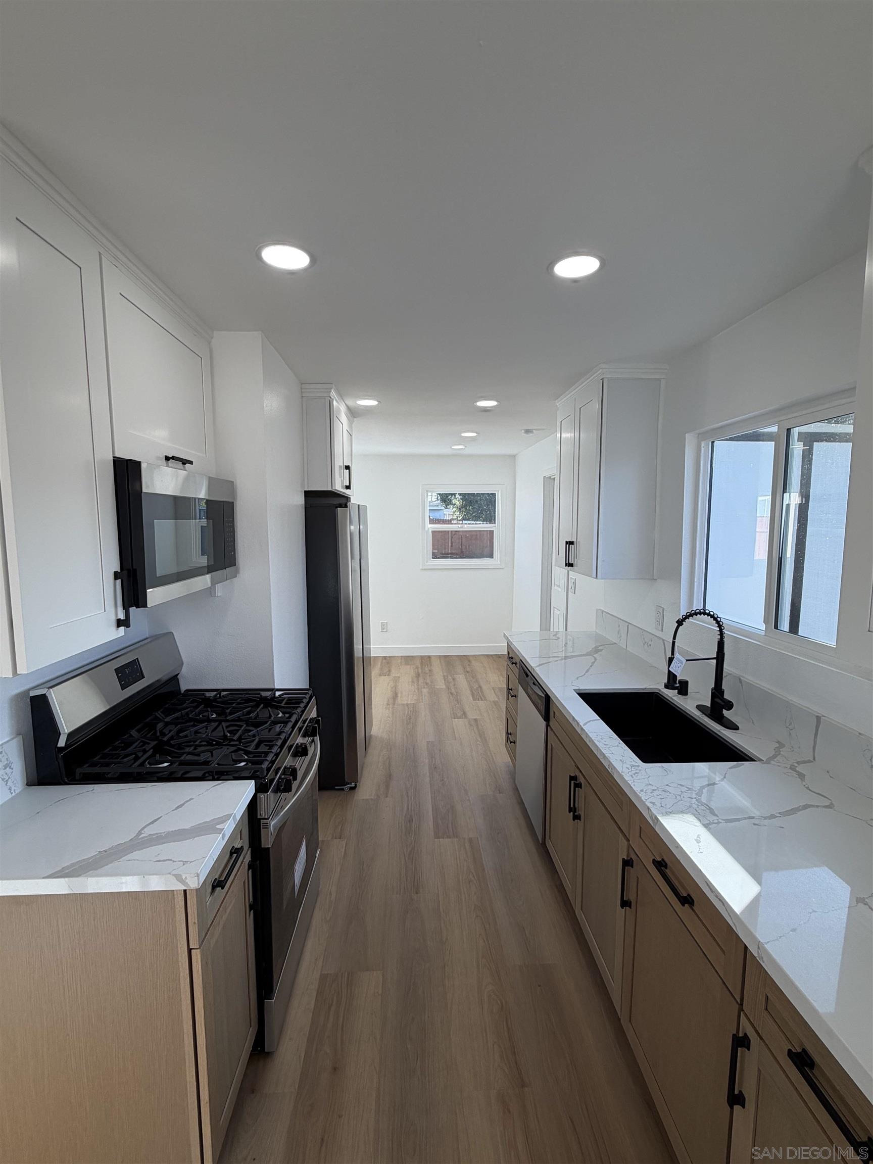 Detail Gallery Image 4 of 20 For 698  J St, Chula Vista,  CA 91910 - 2 Beds | 1 Baths