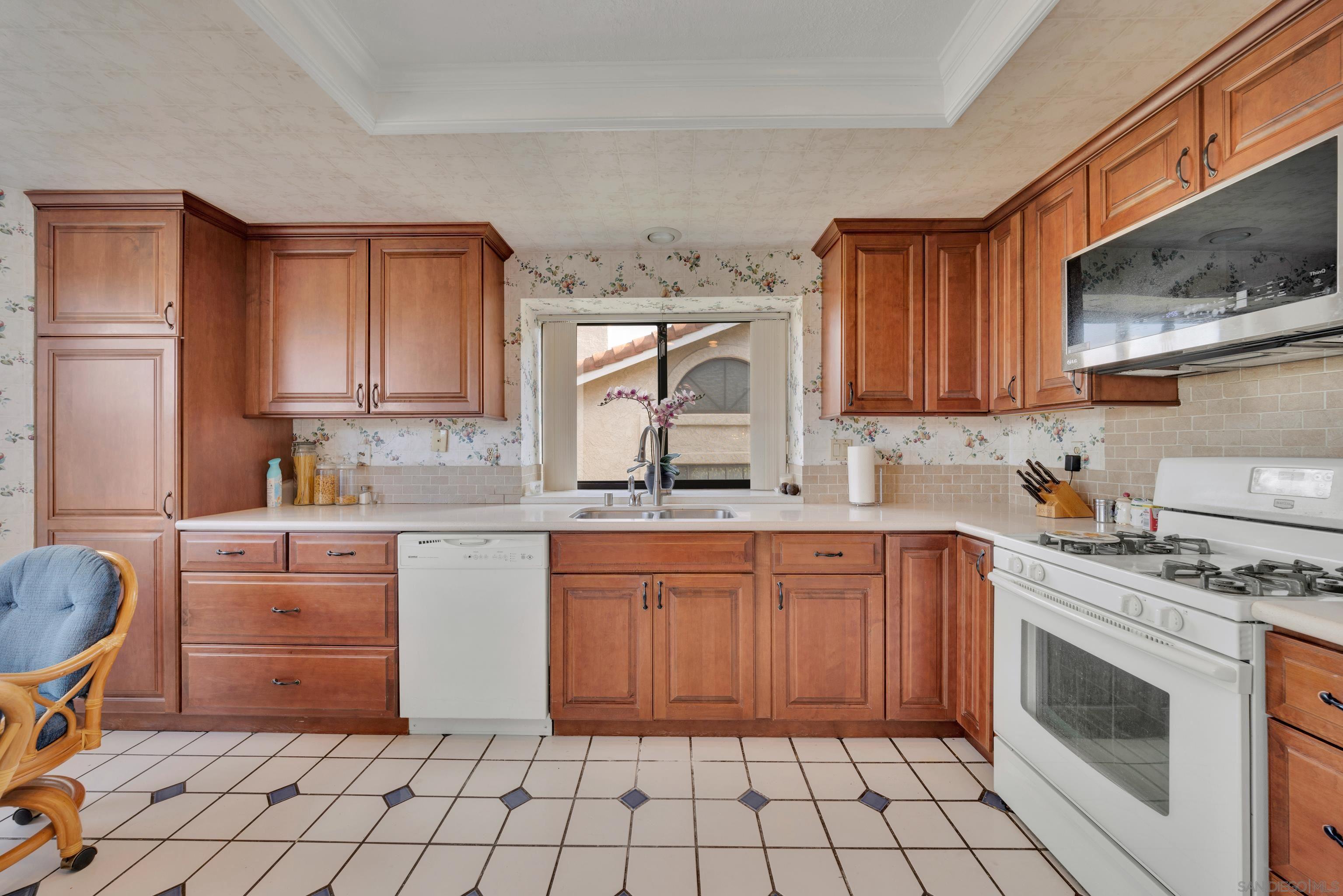 Detail Gallery Image 9 of 33 For 15753  via Calanova, San Diego,  CA 92128 - 2 Beds | 2 Baths