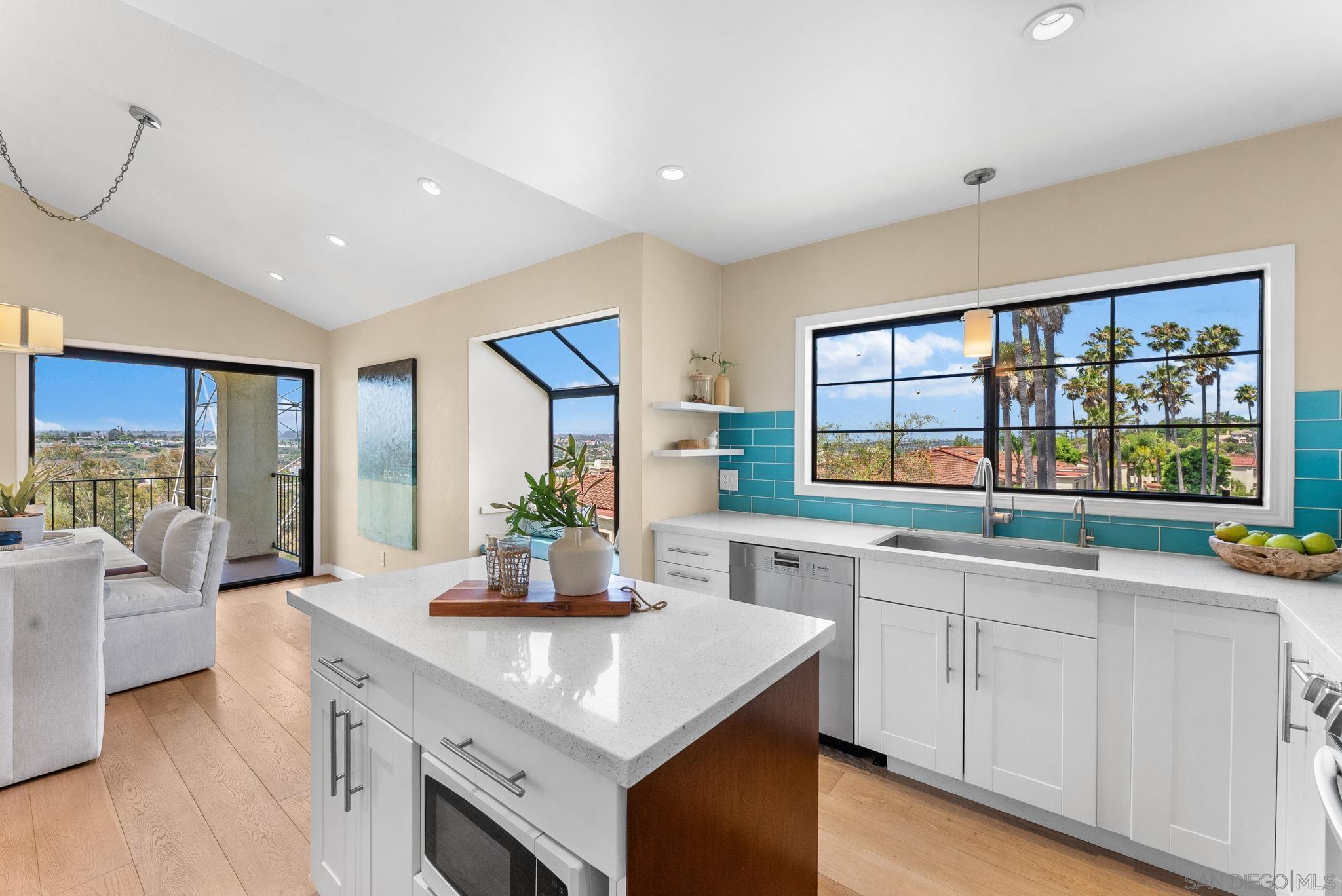 Detail Gallery Image 7 of 27 For 3127  Vista Rica, Carlsbad,  CA 92009 - 3 Beds | 2 Baths