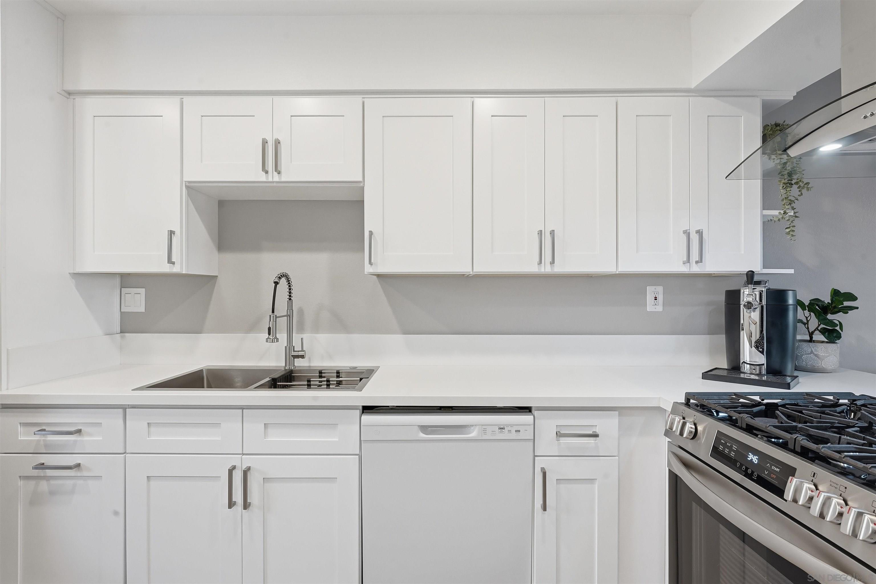 Detail Gallery Image 11 of 37 For 6795  Alvarado Rd  #3,  San Diego,  CA 92120 - 3 Beds | 2/1 Baths