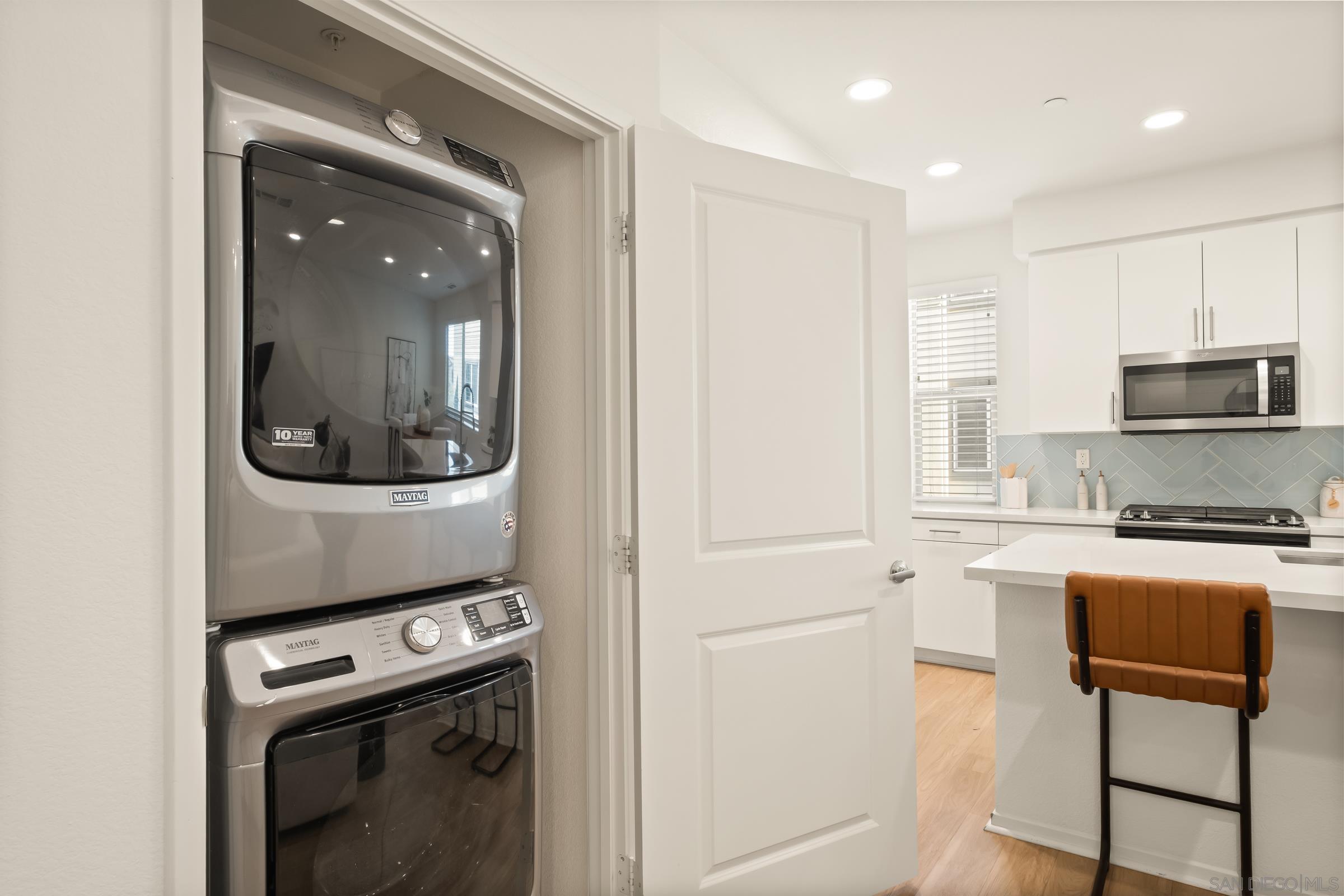 Detail Gallery Image 5 of 52 For 1118  via Lucero, Oceanside,  CA 92056 - 4 Beds | 3/1 Baths