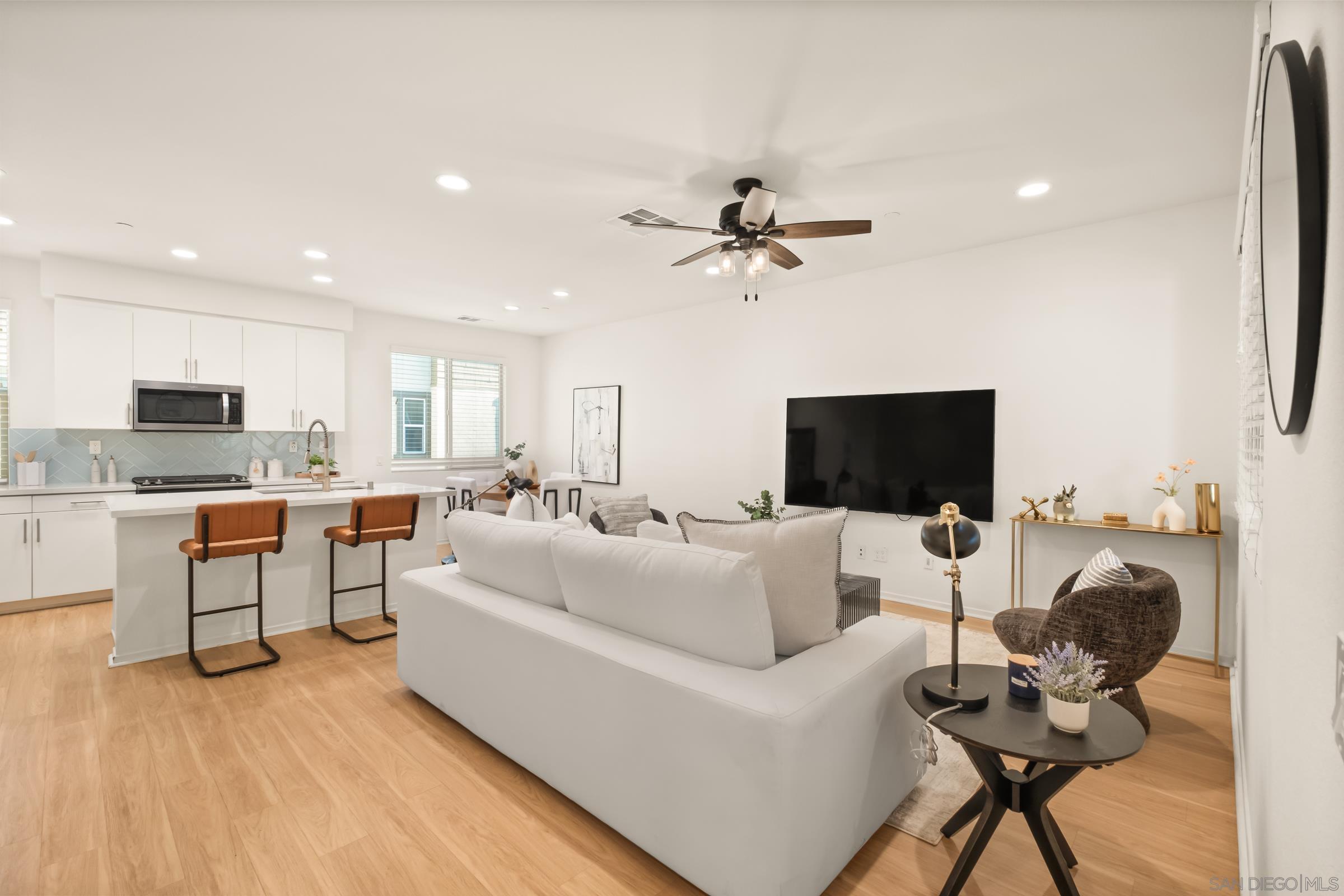 Detail Gallery Image 8 of 52 For 1118  via Lucero, Oceanside,  CA 92056 - 4 Beds | 3/1 Baths