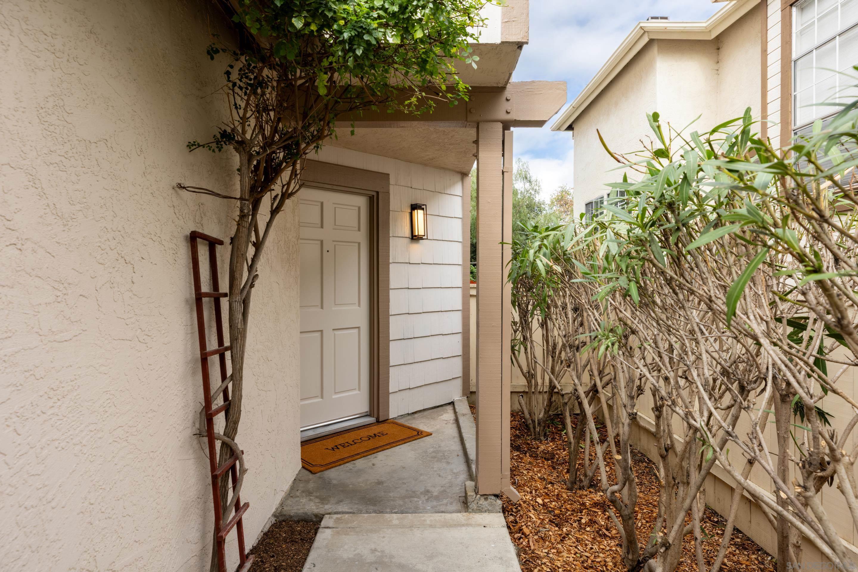 Detail Gallery Image 2 of 21 For 4216  Esperanza Way, Oceanside,  CA 92056 - 3 Beds | 2/1 Baths