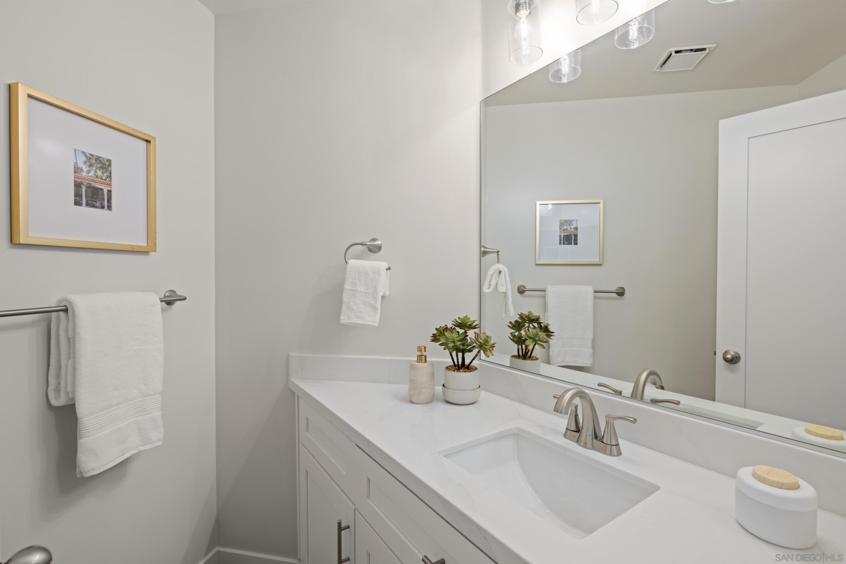 Detail Gallery Image 10 of 21 For 4216  Esperanza Way, Oceanside,  CA 92056 - 3 Beds | 2/1 Baths