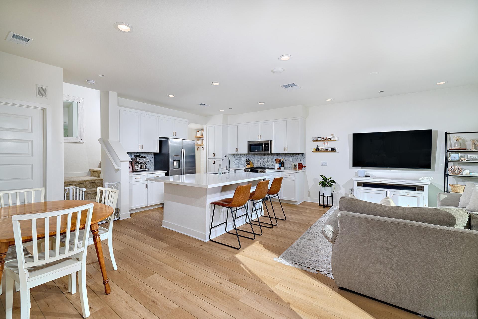 Detail Gallery Image 12 of 39 For 10992  Lotta Ct, San Diego,  CA 92126 - 3 Beds | 2/1 Baths