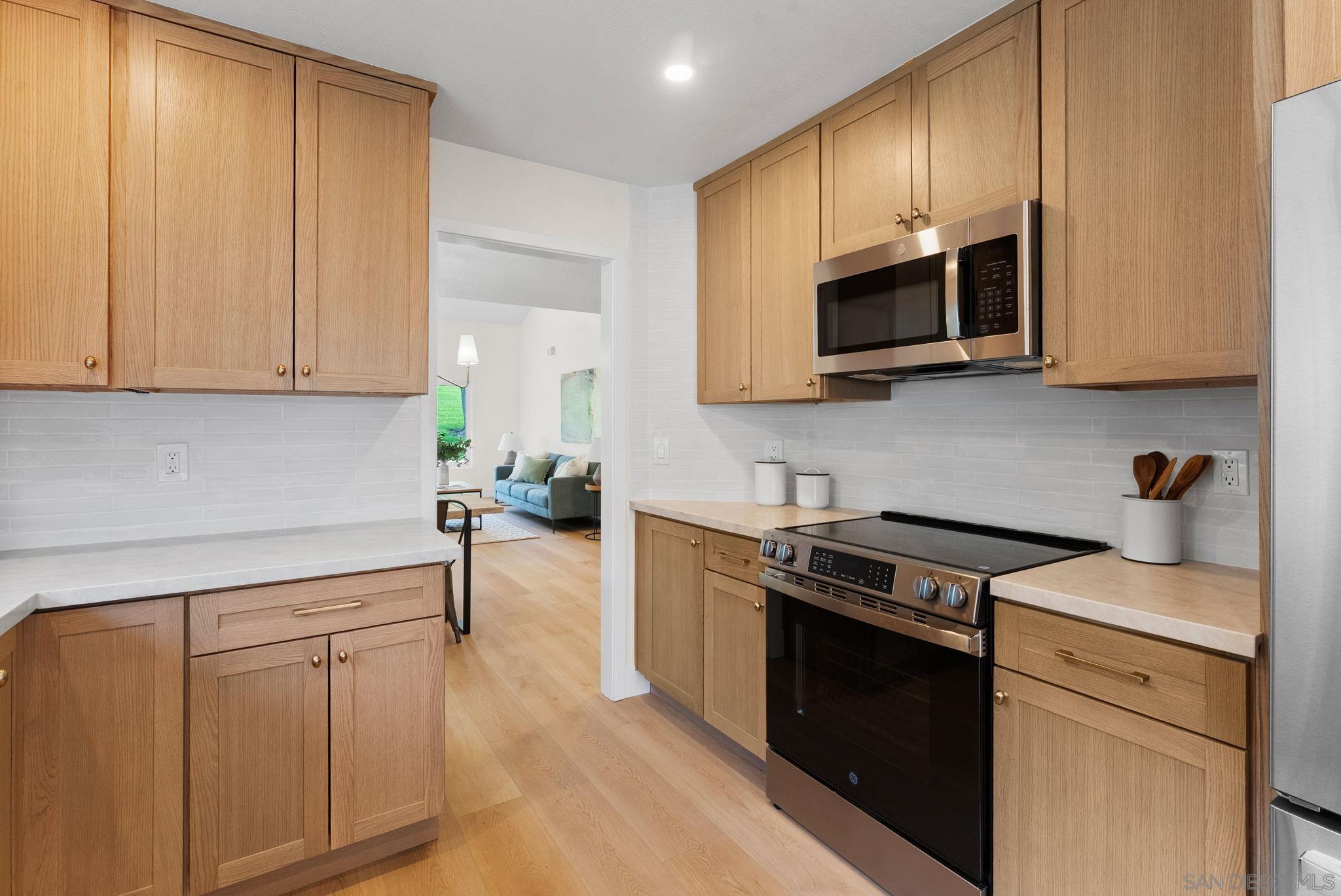 Detail Gallery Image 9 of 32 For 4676  Barcelona Way, Oceanside,  CA 92056 - 3 Beds | 2 Baths