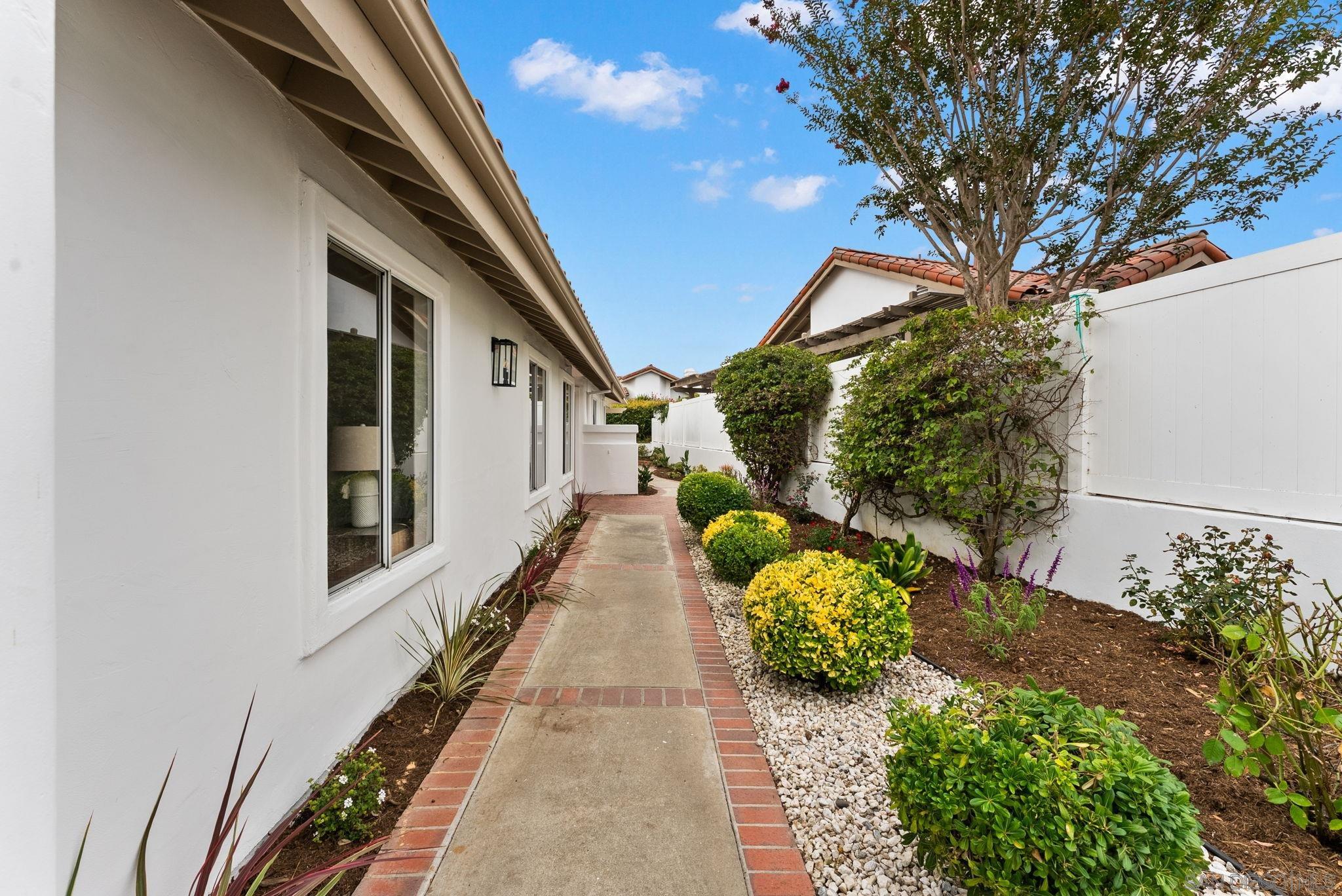 Detail Gallery Image 3 of 29 For 4695  Adra Way, Oceanside,  CA 92056 - 3 Beds | 2 Baths