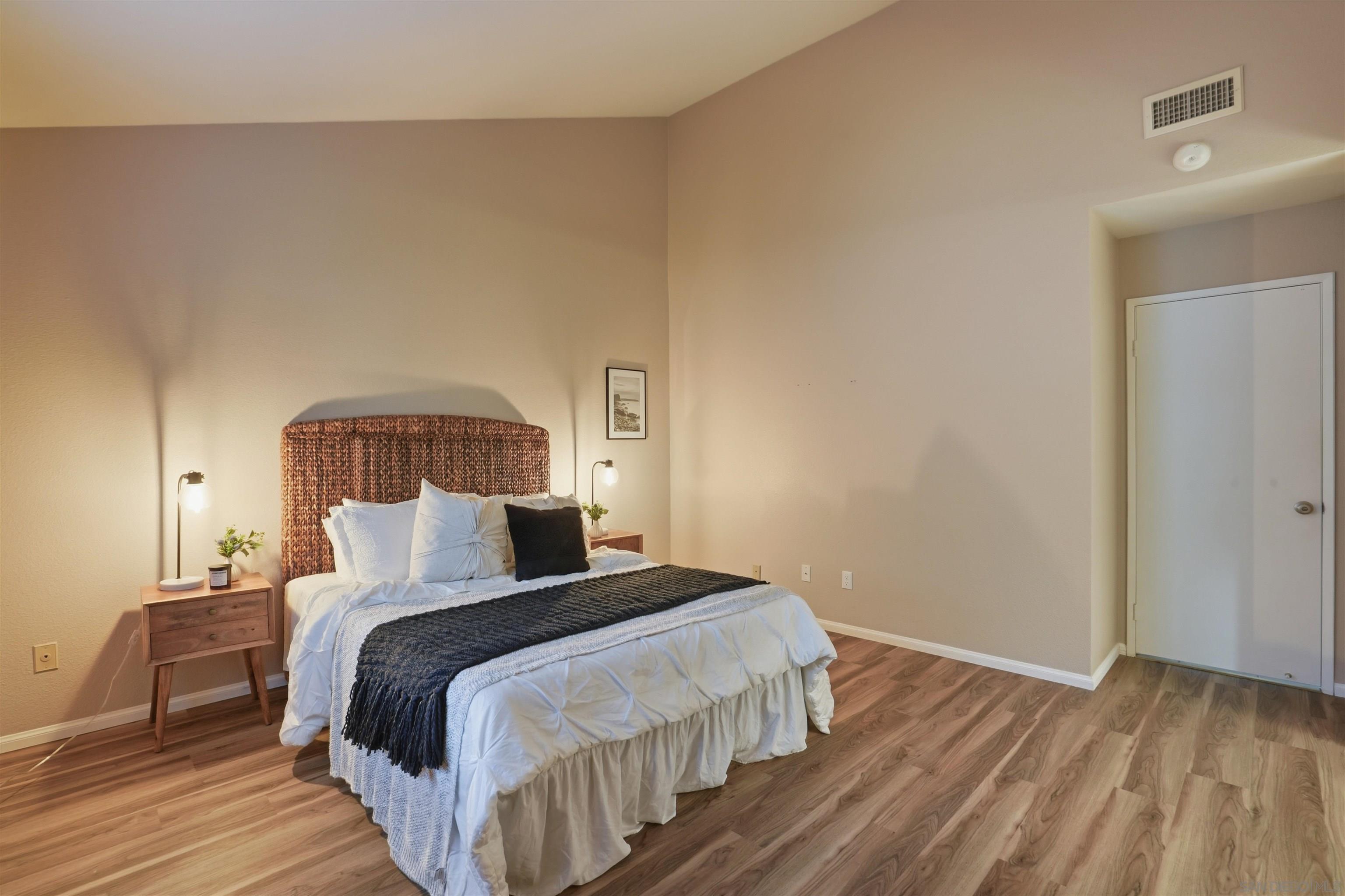 Detail Gallery Image 14 of 26 For 10523  Strathmore Dr, Santee,  CA 92071 - 4 Beds | 2 Baths