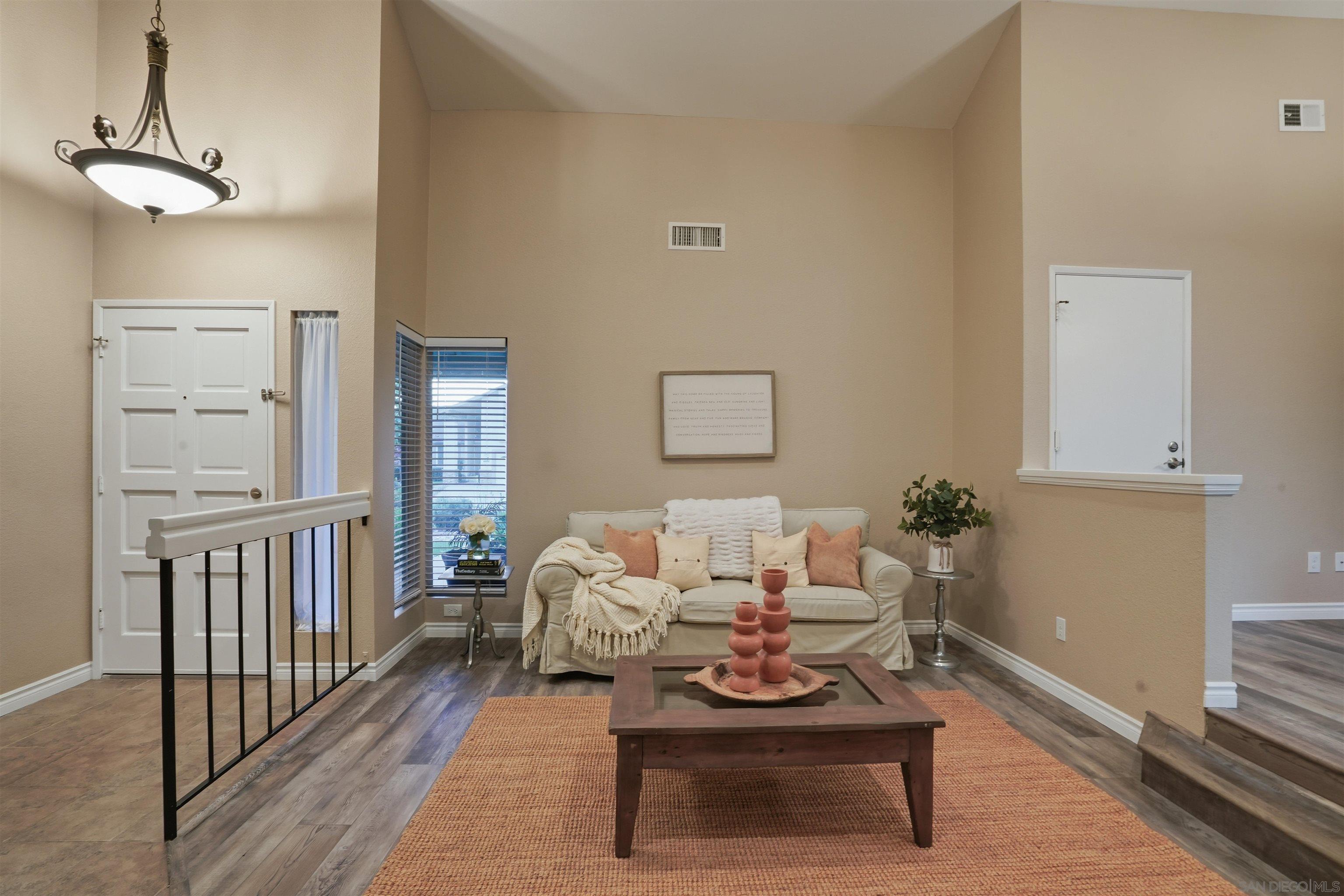 Detail Gallery Image 7 of 26 For 10523  Strathmore Dr, Santee,  CA 92071 - 4 Beds | 2 Baths