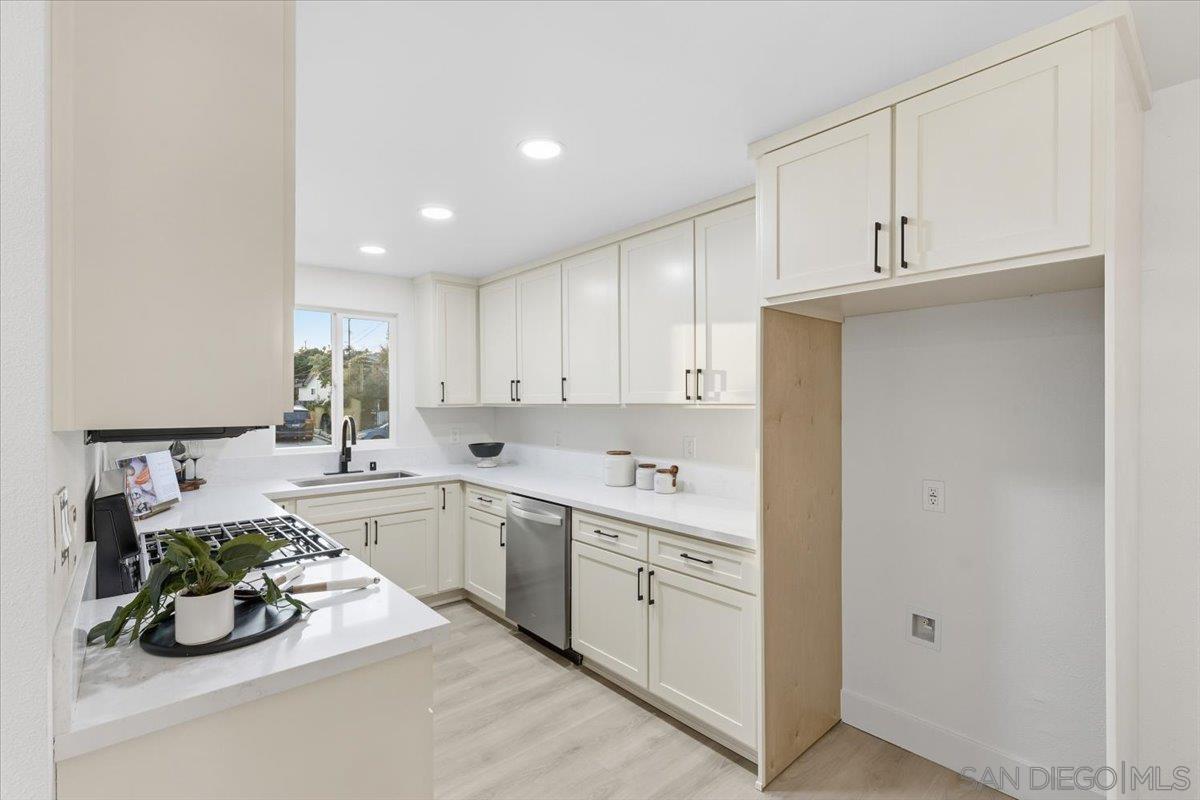 Detail Gallery Image 4 of 19 For 517  Worthington St, Spring Valley,  CA 91977 - 4 Beds | 2 Baths