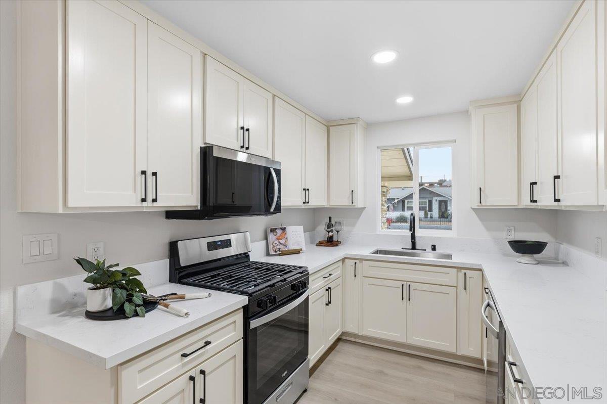 Detail Gallery Image 5 of 19 For 517  Worthington St, Spring Valley,  CA 91977 - 4 Beds | 2 Baths